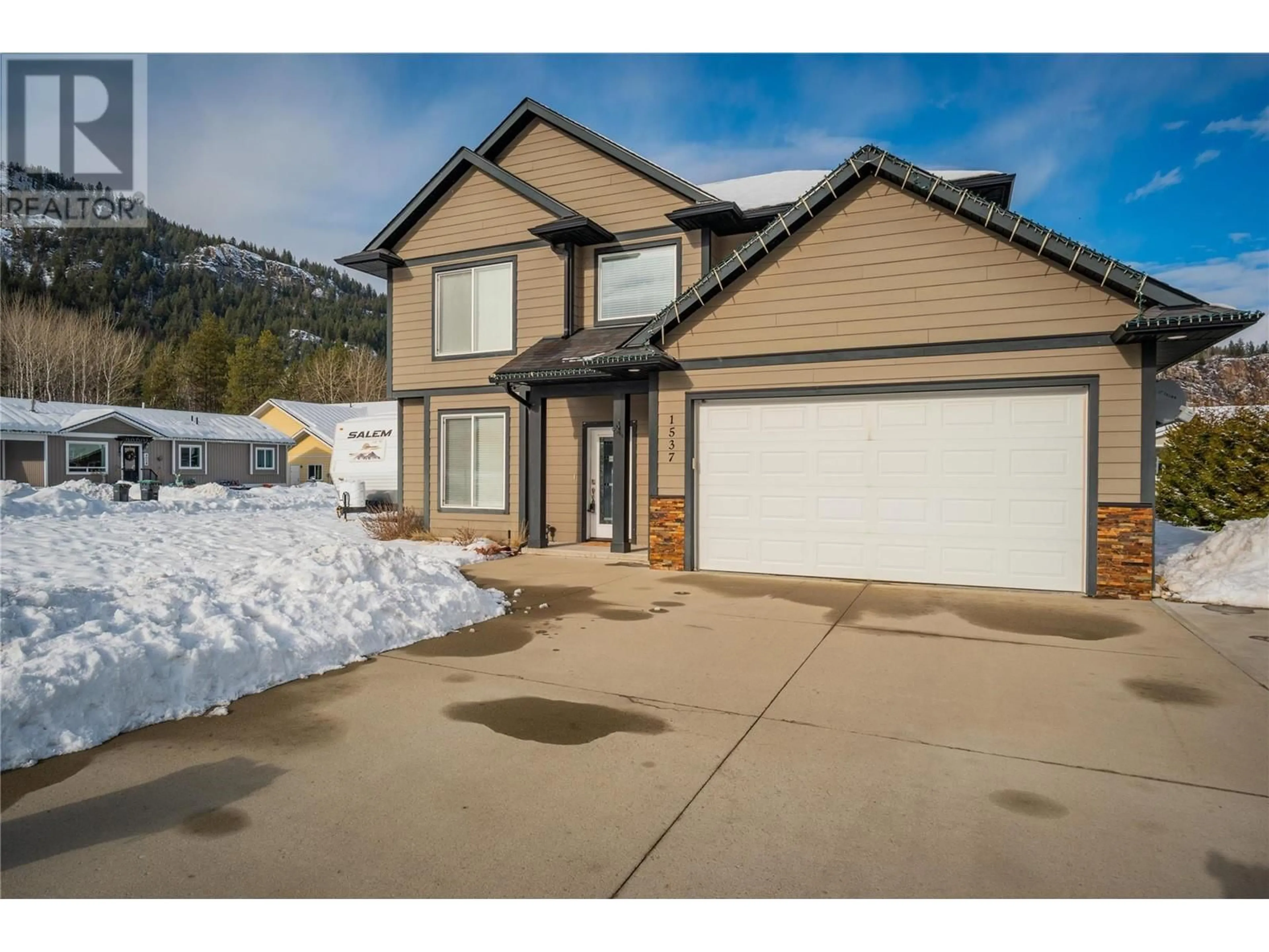 Home with vinyl exterior material, mountain view for 1537 ROSEWOOD Lane, Castlegar British Columbia V1N4X7