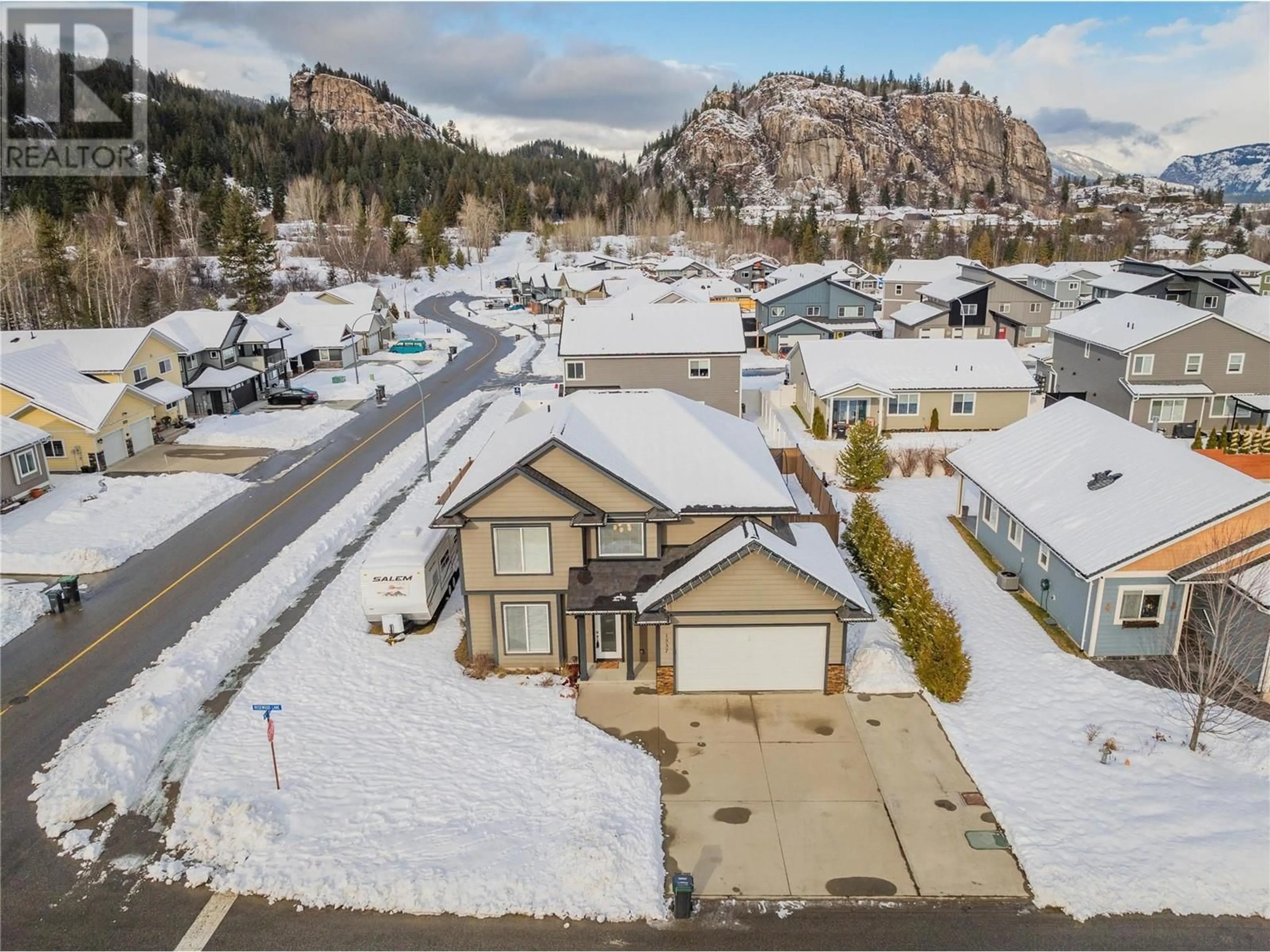 A pic from outside/outdoor area/front of a property/back of a property/a pic from drone, mountain view for 1537 ROSEWOOD Lane, Castlegar British Columbia V1N4X7