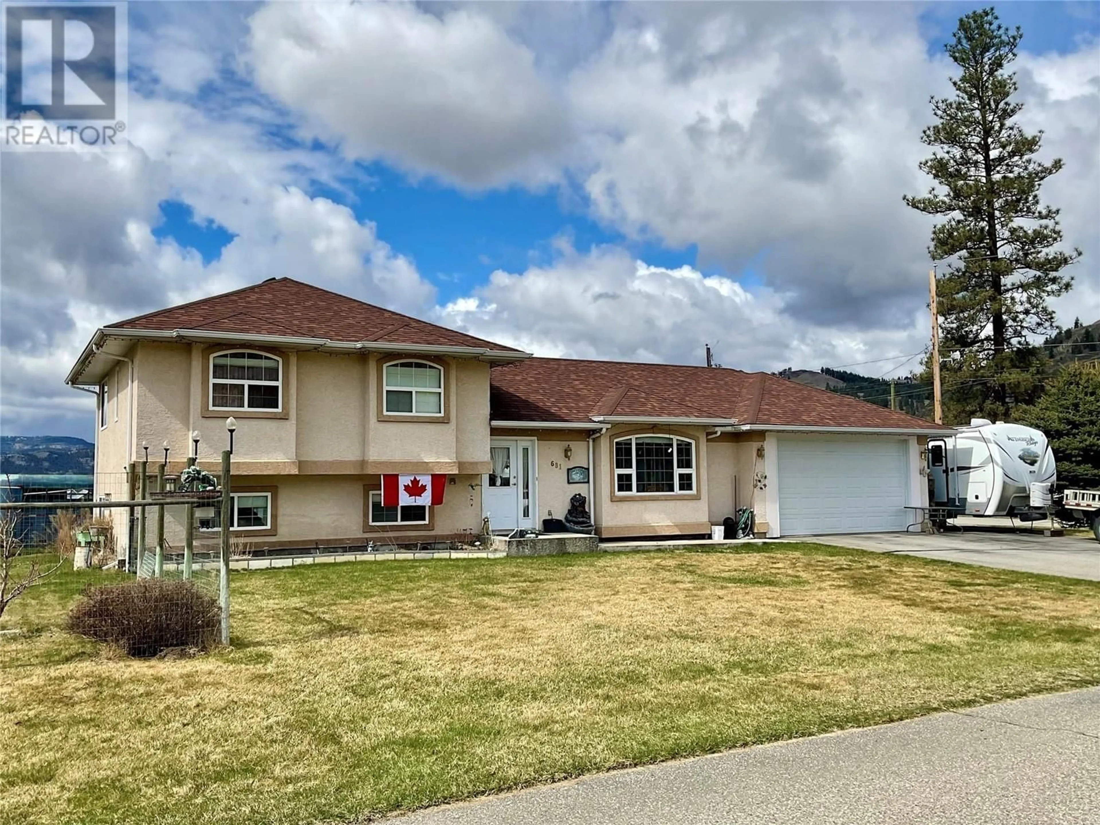 Home with vinyl exterior material, unknown for 681 DAWSON STREET, Midway British Columbia V0H1M0