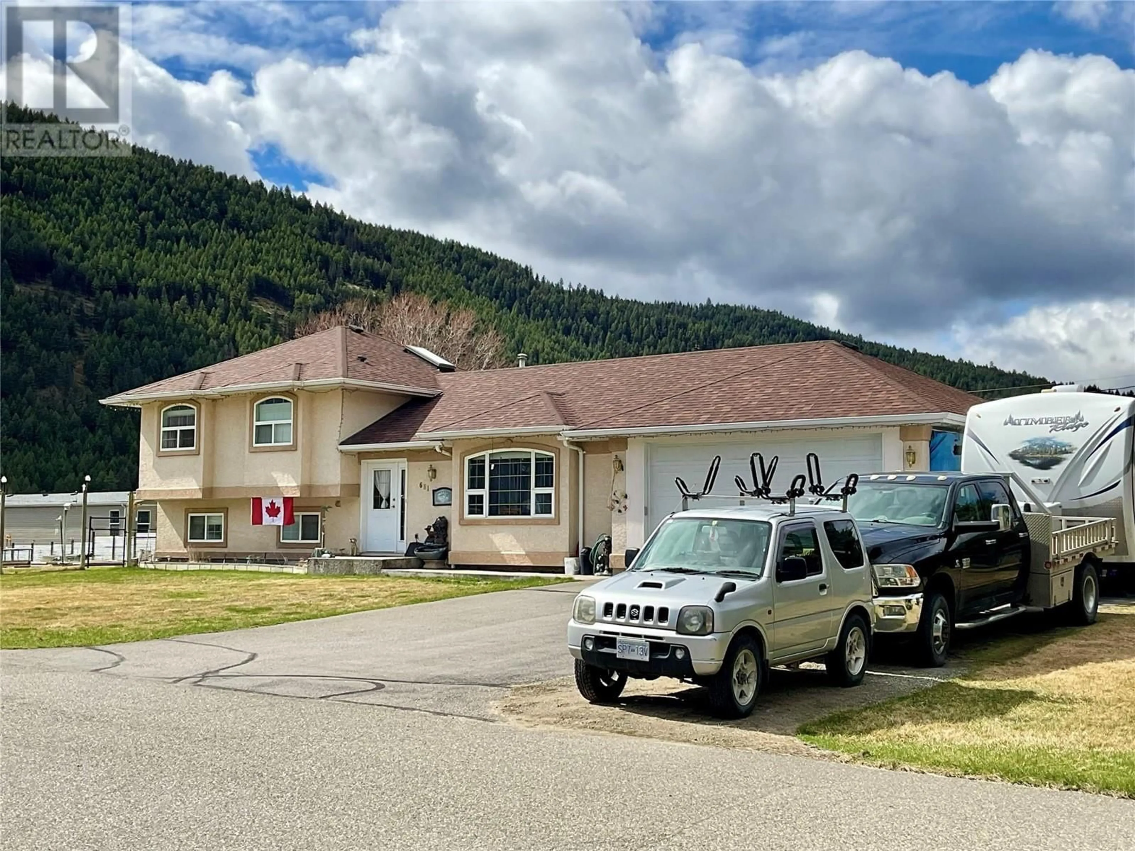 A pic from outside/outdoor area/front of a property/back of a property/a pic from drone, mountain view for 681 DAWSON STREET, Midway British Columbia V0H1M0