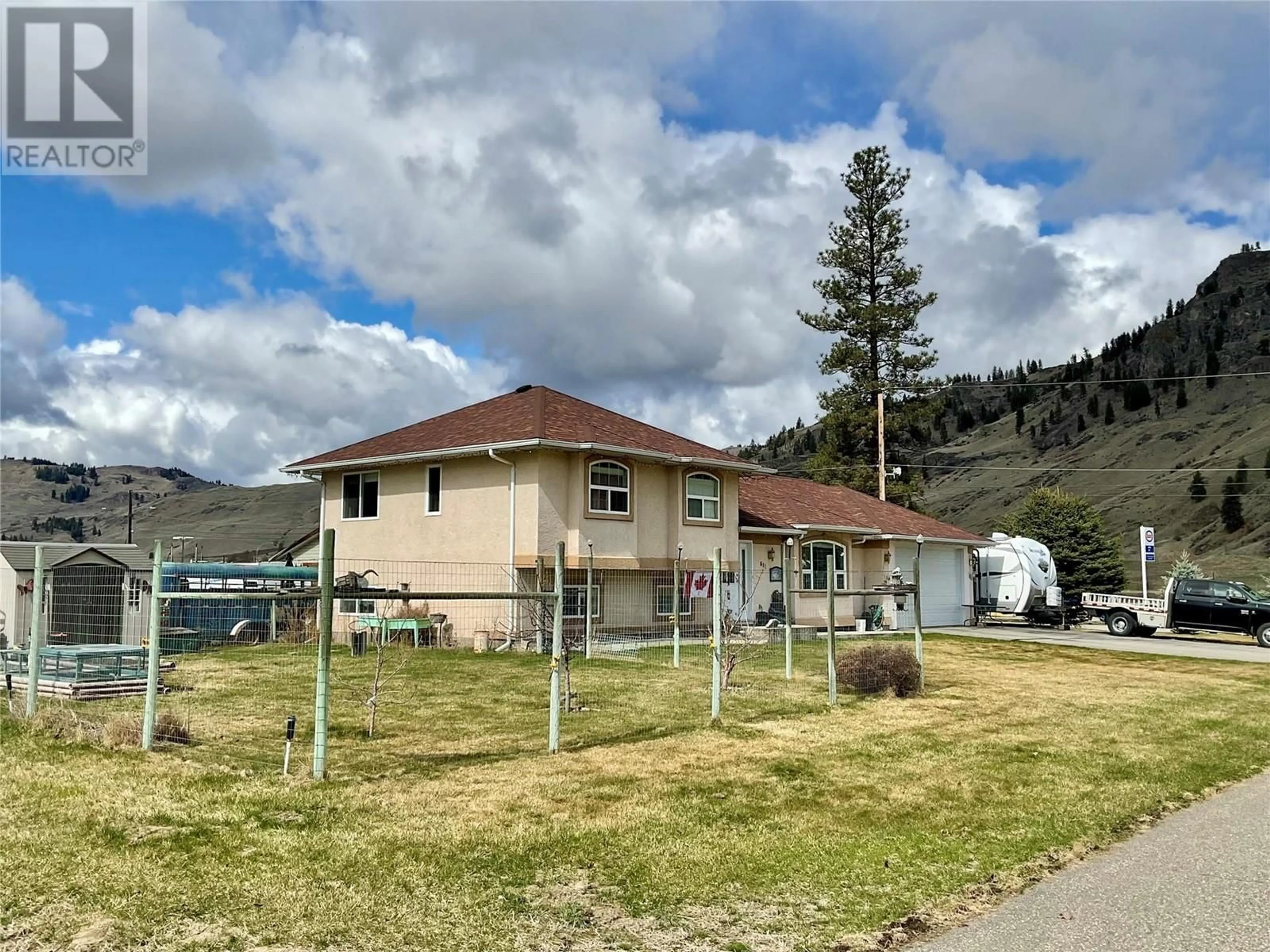 A pic from outside/outdoor area/front of a property/back of a property/a pic from drone, mountain view for 681 DAWSON STREET, Midway British Columbia V0H1M0