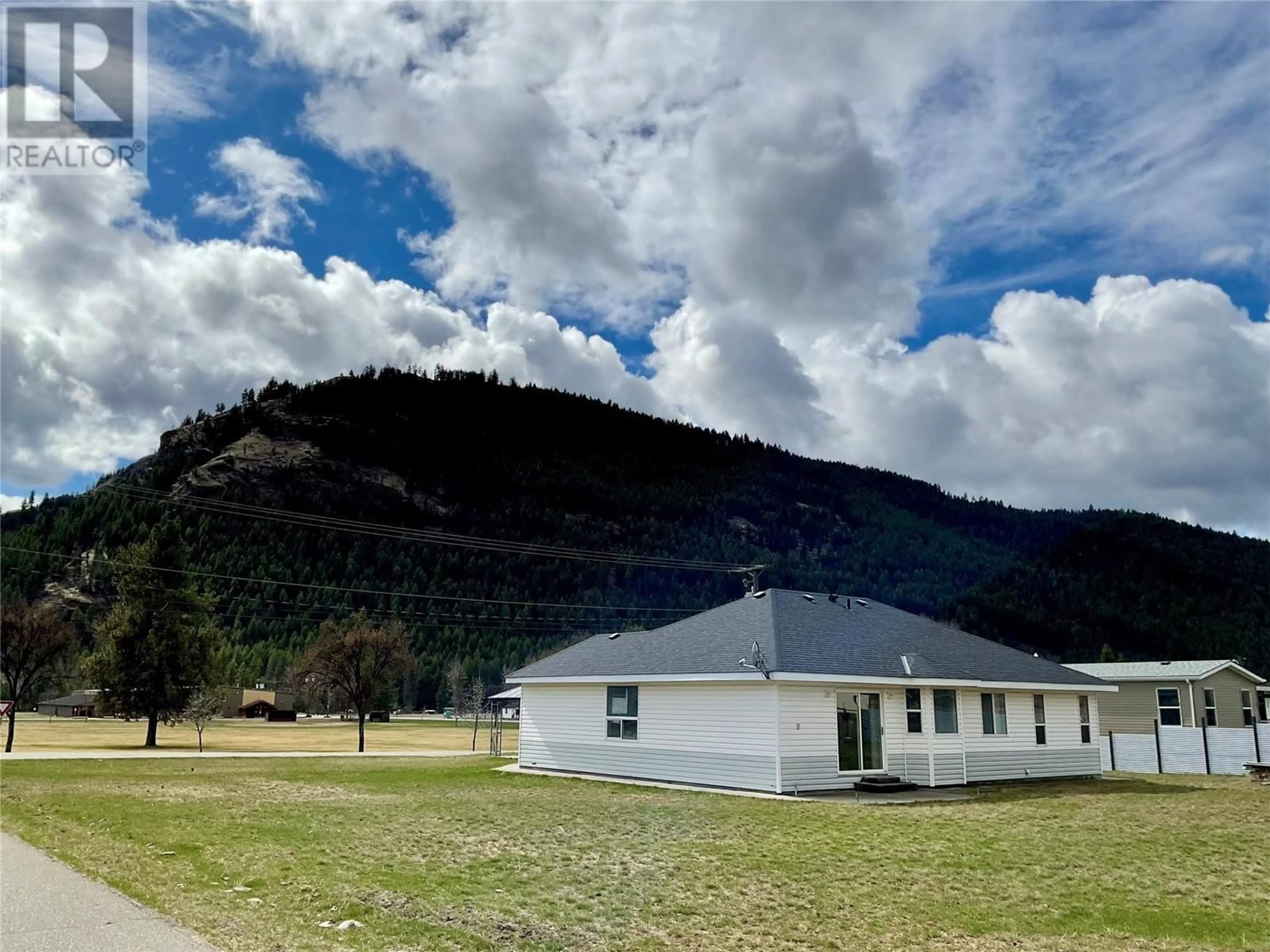 A pic from outside/outdoor area/front of a property/back of a property/a pic from drone, mountain view for 681 DAWSON STREET, Midway British Columbia V0H1M0