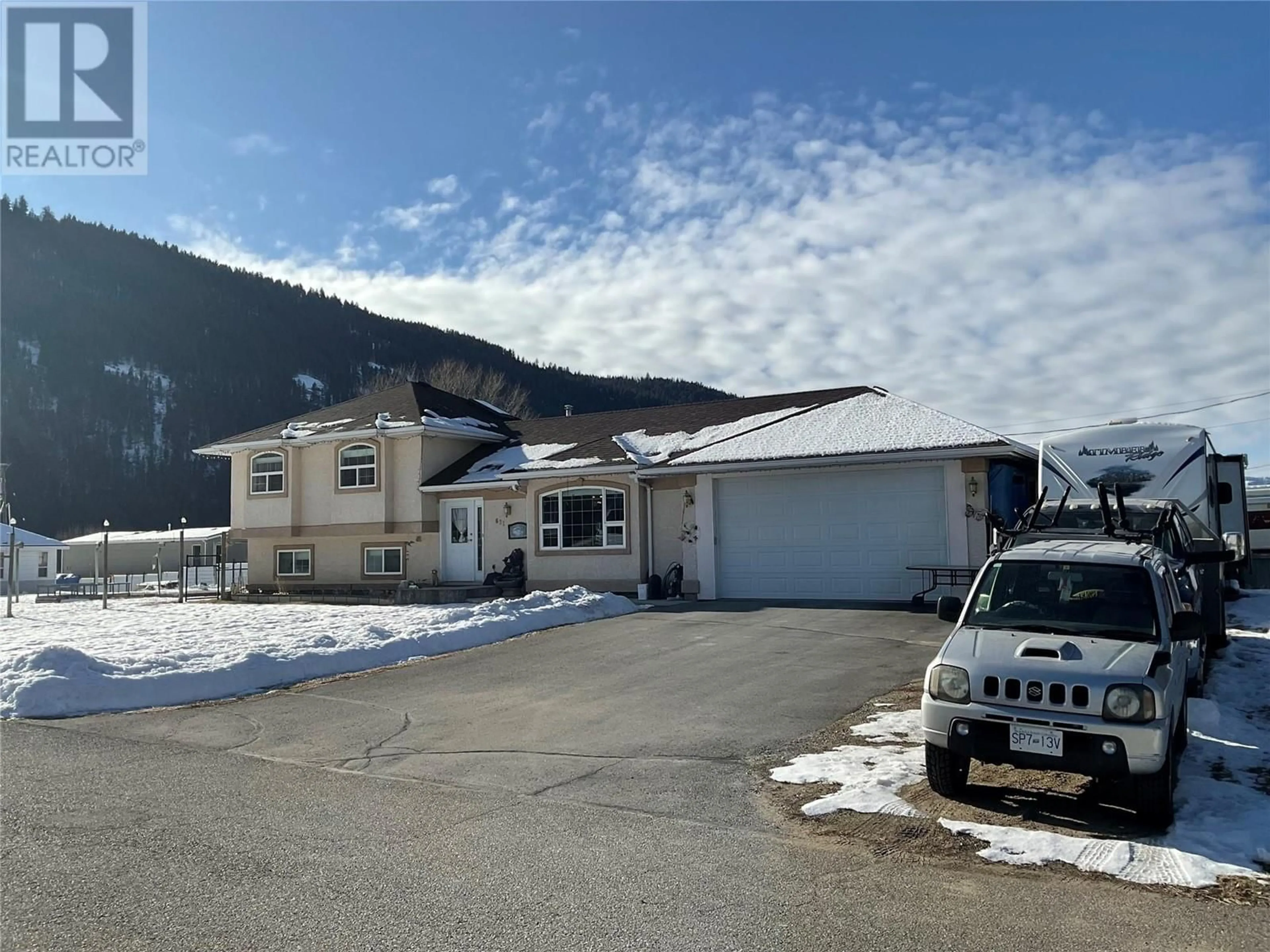 A pic from outside/outdoor area/front of a property/back of a property/a pic from drone, mountain view for 681 DAWSON Street, Midway British Columbia V0H1M0