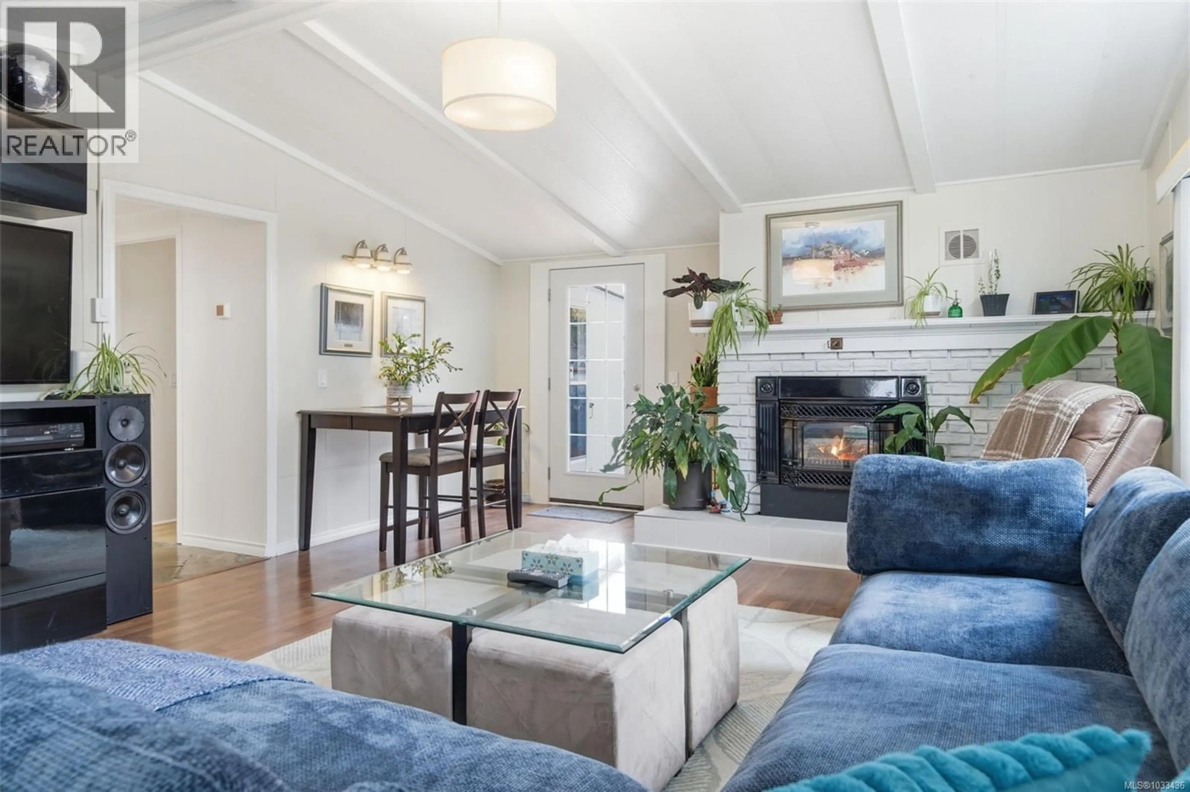 Living room with furniture, wood/laminate floor for 2 - 124 COOPER ROAD, View Royal British Columbia V9A7B3