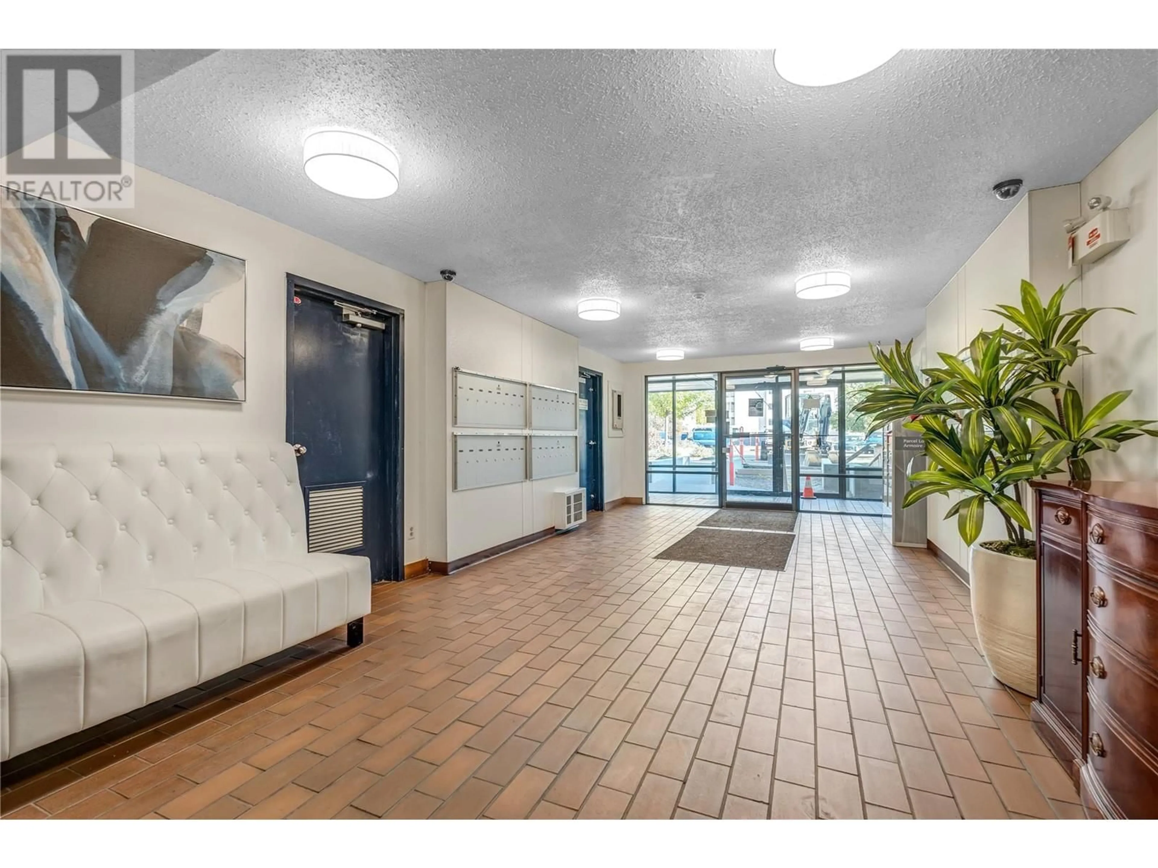 Indoor foyer for 311 - 130 SKAHA PLACE, Penticton British Columbia V2A7J6