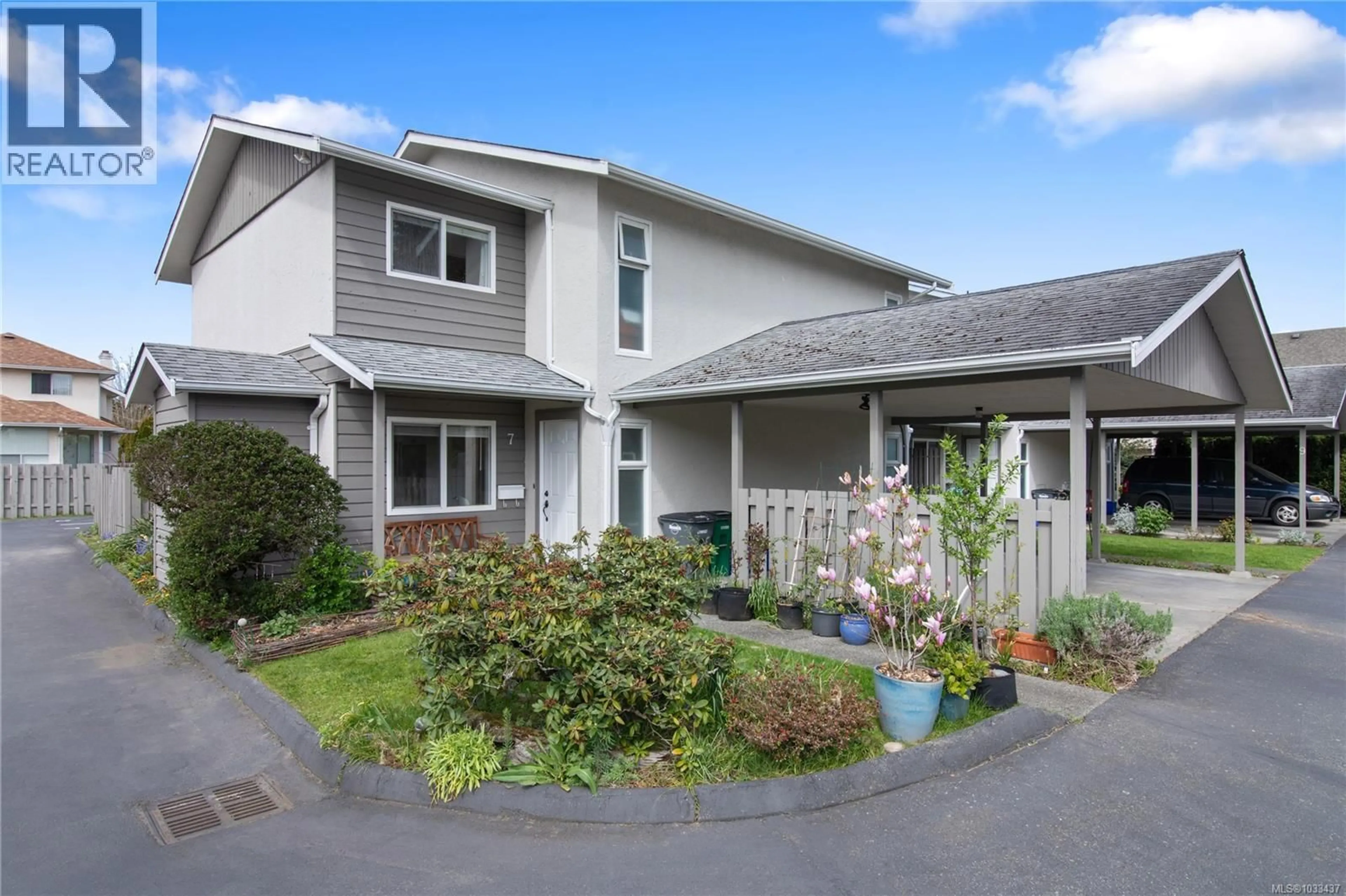 Home with vinyl exterior material, street for 7 - 400 CULDUTHEL ROAD, Saanich British Columbia V8Z1G1