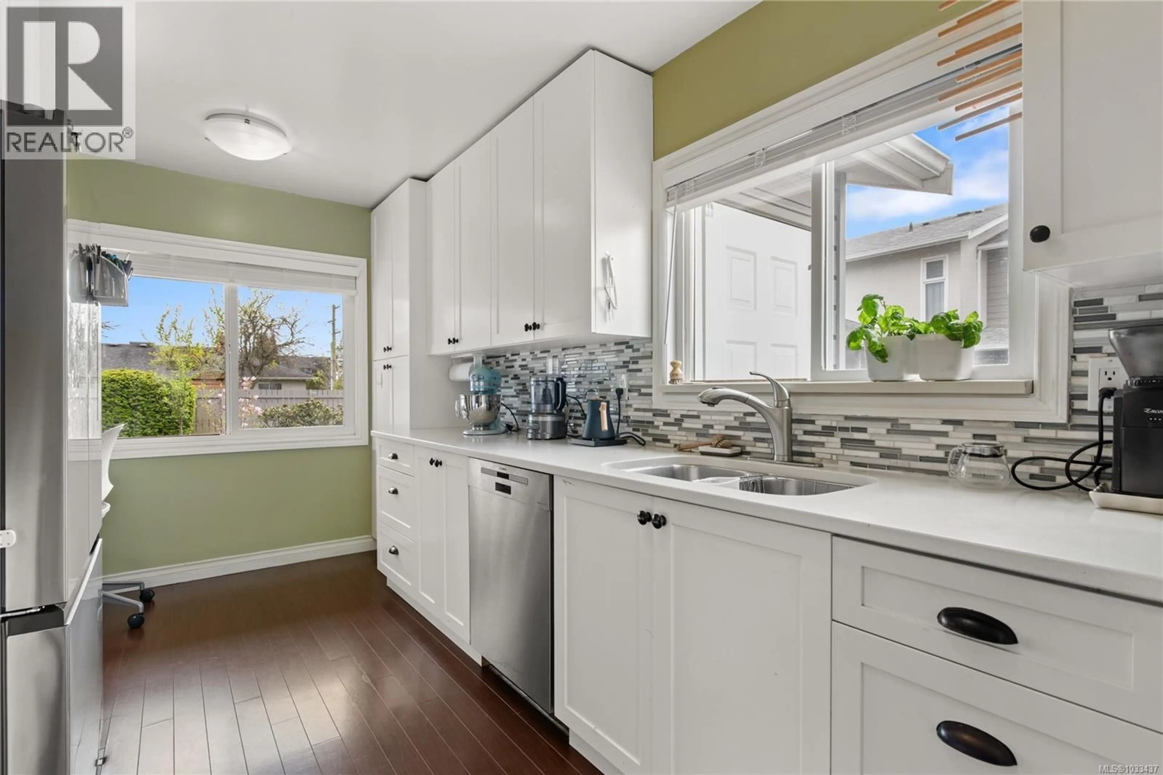 Open concept kitchen, ceramic/tile floor for 7 - 400 CULDUTHEL ROAD, Saanich British Columbia V8Z1G1