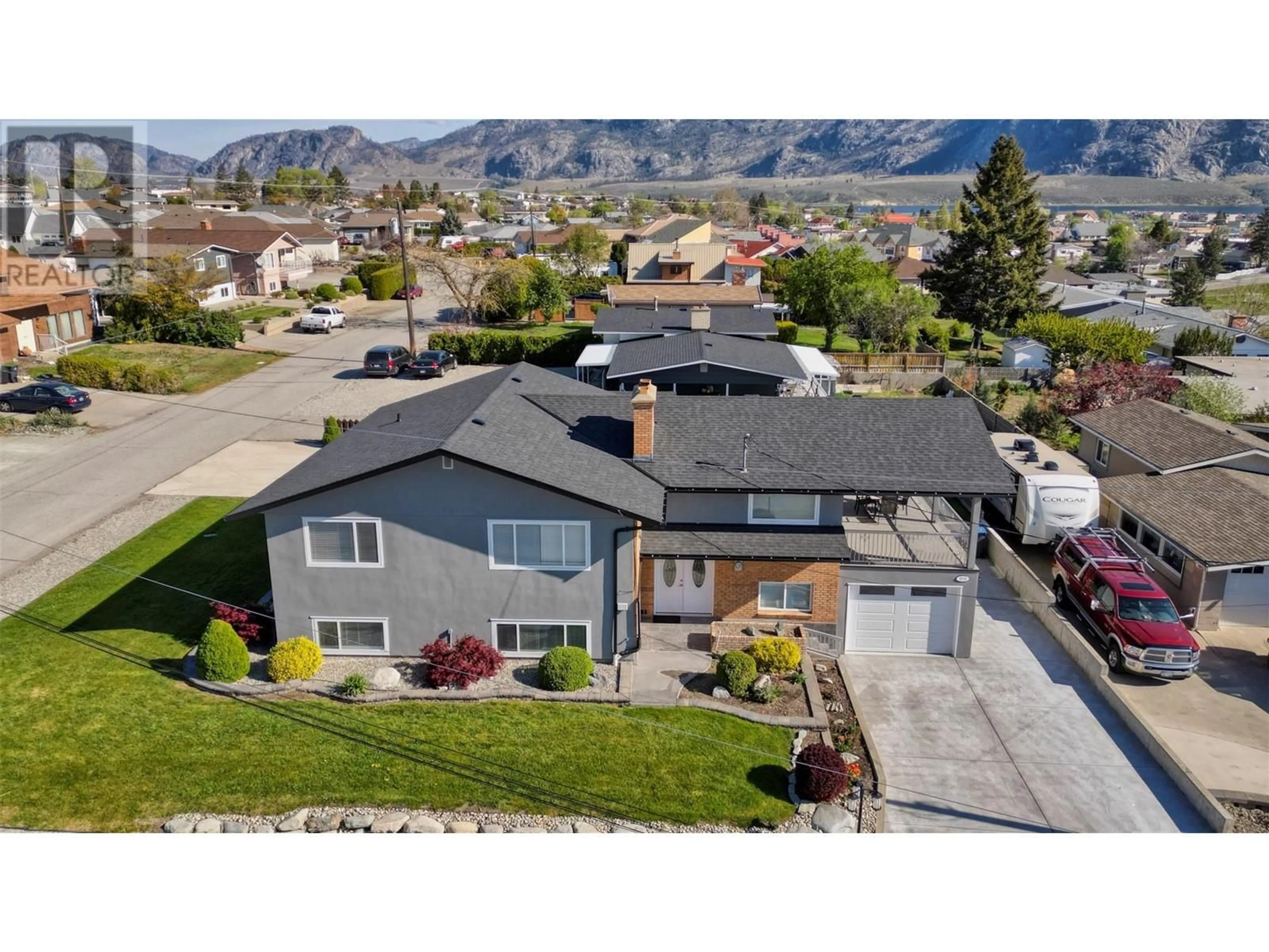 A pic from outside/outdoor area/front of a property/back of a property/a pic from drone, mountain view for 9106 Hummingbird Lane, Osoyoos British Columbia V0H1V5