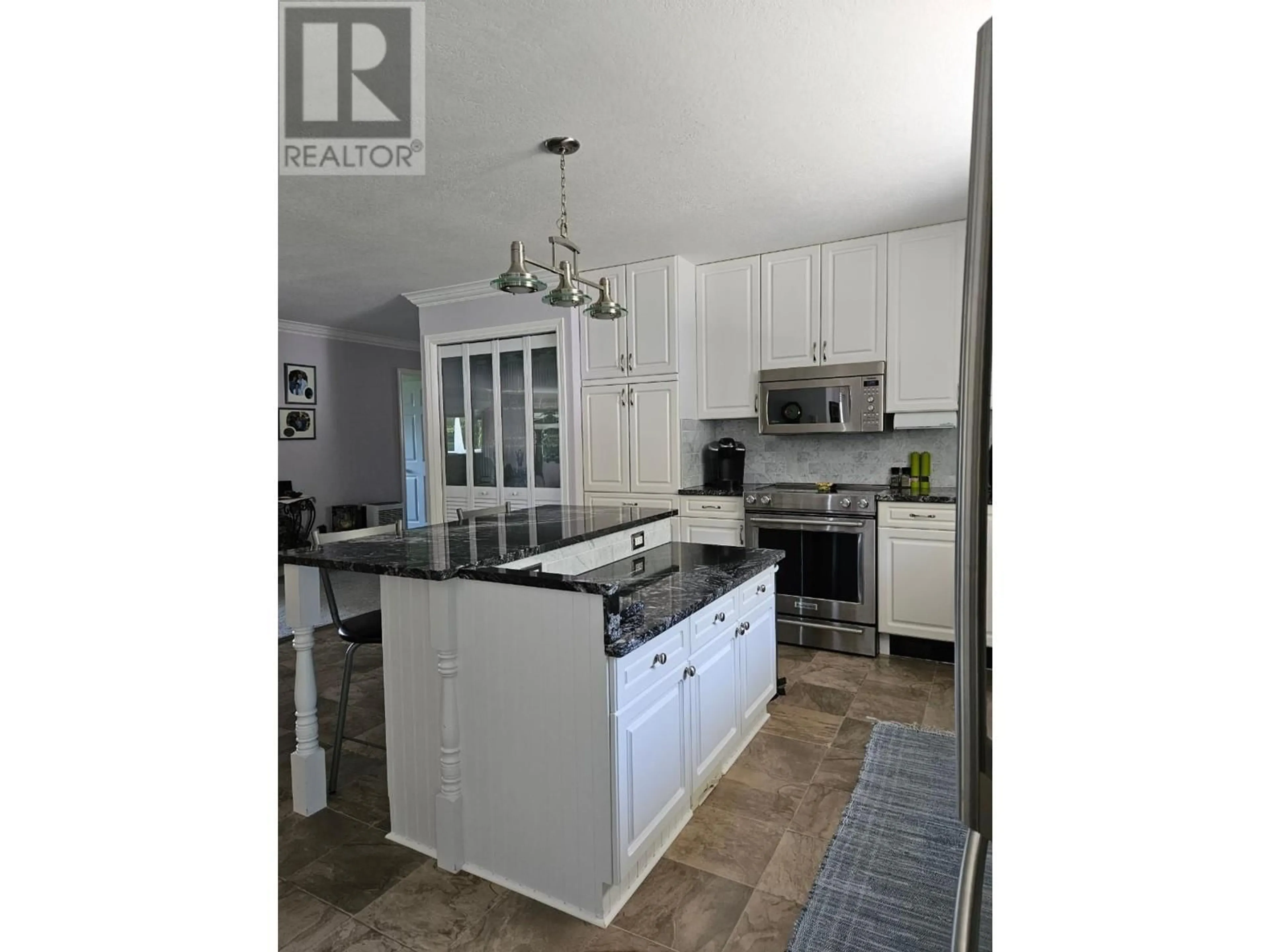 Open concept kitchen, ceramic/tile floor for 303 NELSON Avenue, Nakusp British Columbia V0G1R0