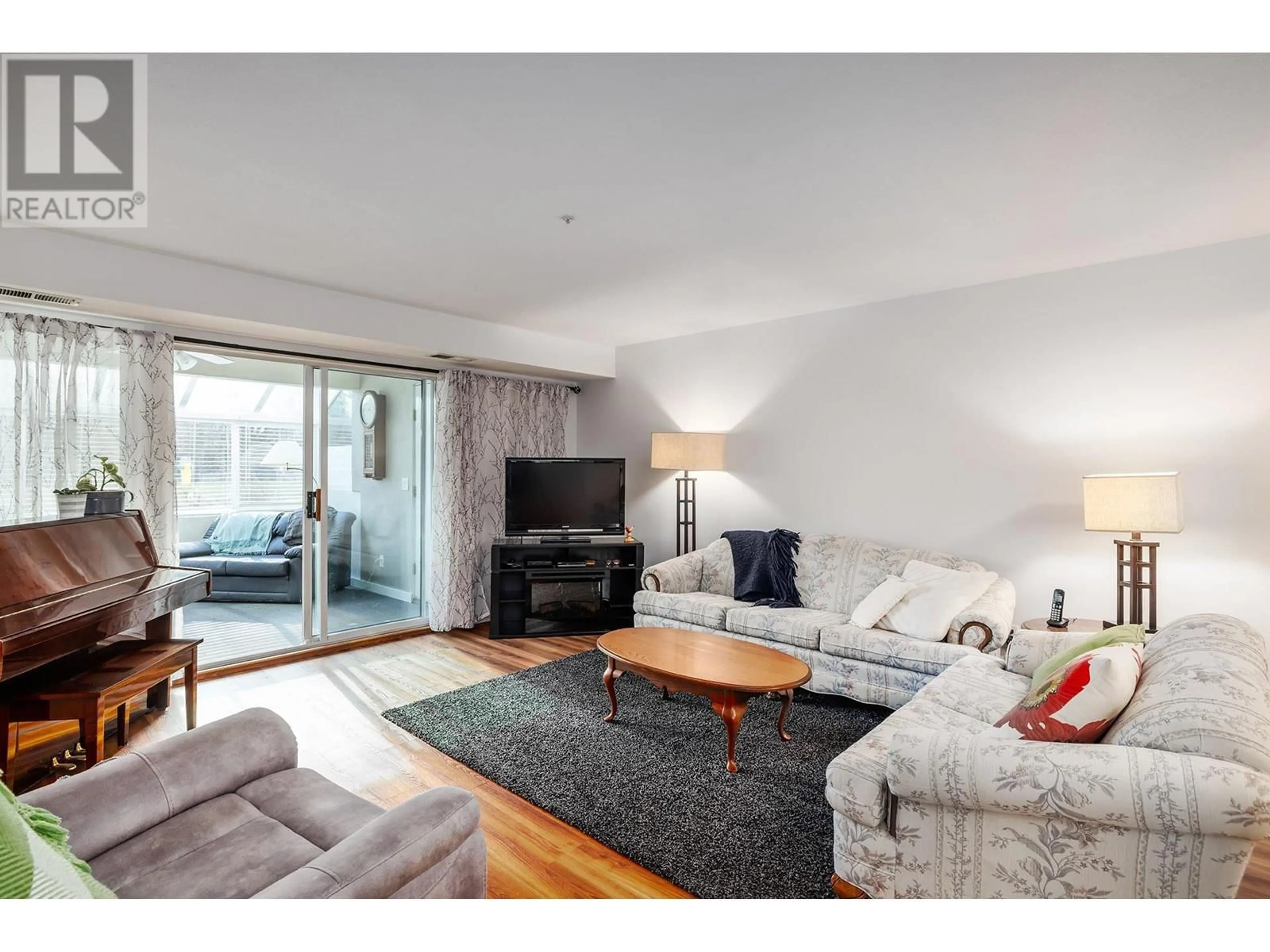 Living room with furniture, wood/laminate floor for G40 - 1045 SUTHERLAND AVENUE, Kelowna British Columbia V1Y5Y1
