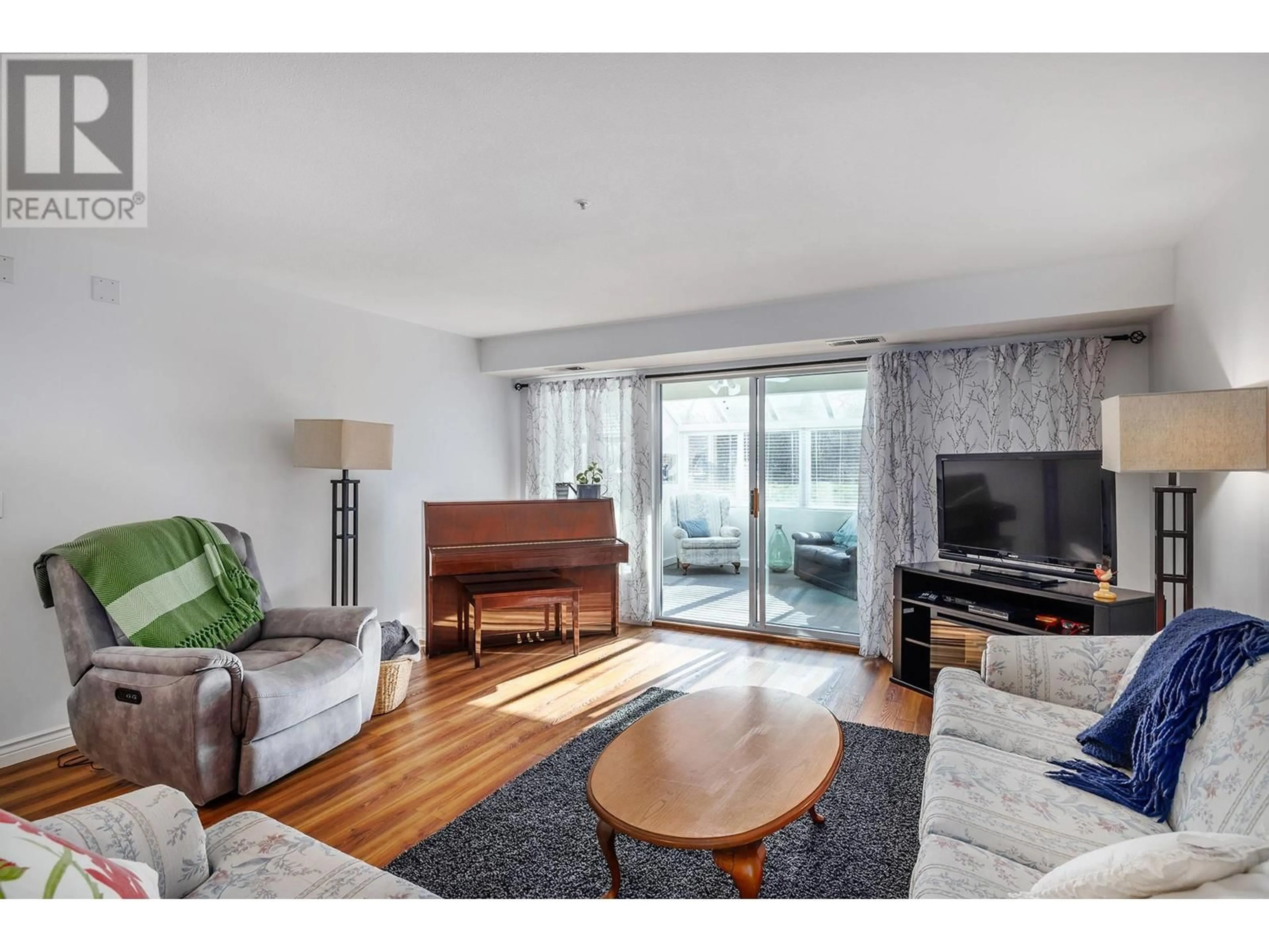 Living room with furniture, wood/laminate floor for G40 - 1045 SUTHERLAND AVENUE, Kelowna British Columbia V1Y5Y1