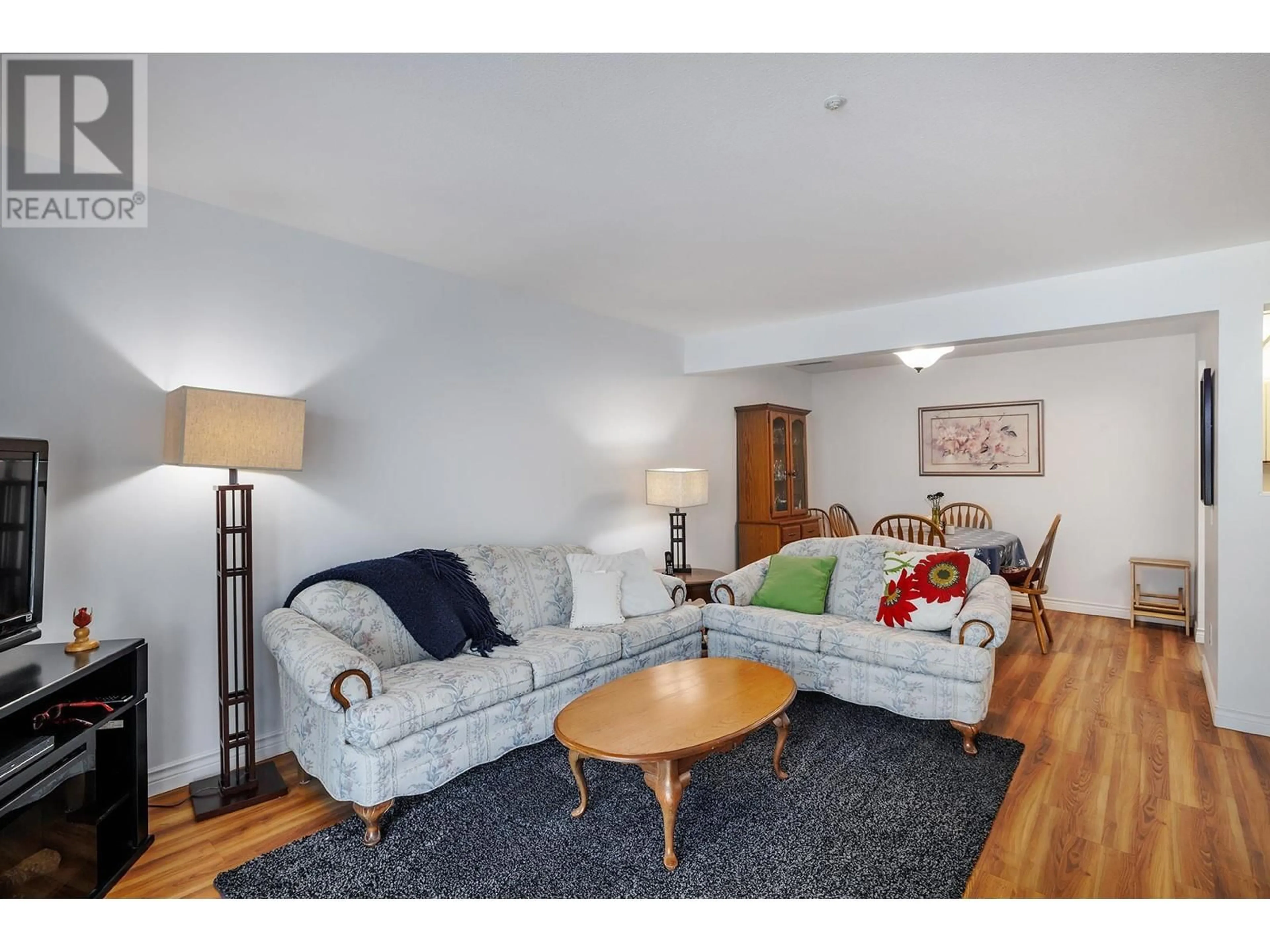 Living room with furniture, wood/laminate floor for G40 - 1045 SUTHERLAND AVENUE, Kelowna British Columbia V1Y5Y1