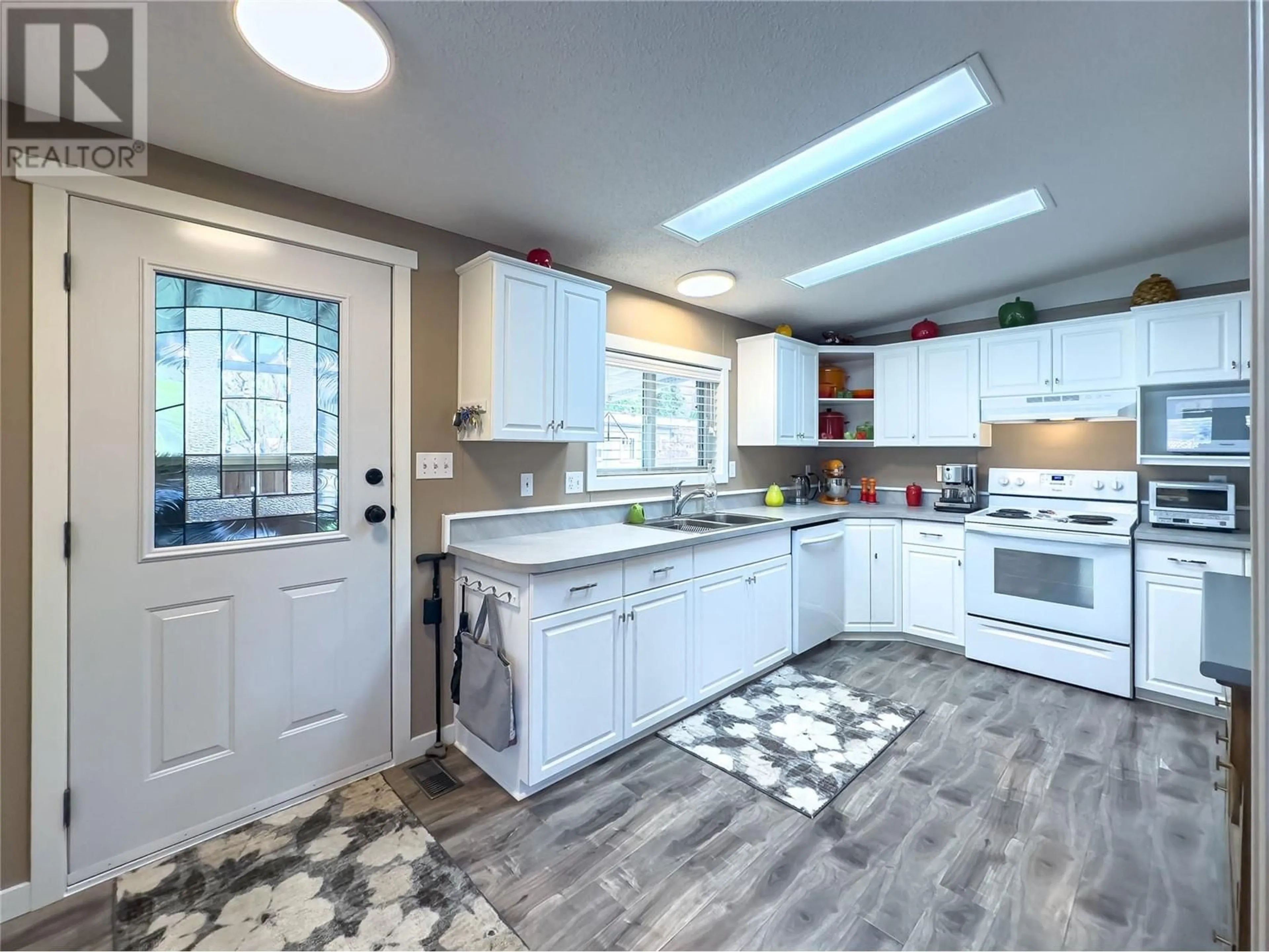 Open concept kitchen, ceramic/tile floor for 2401 Ord Road Unit# 34, Kamloops British Columbia V2B7V8