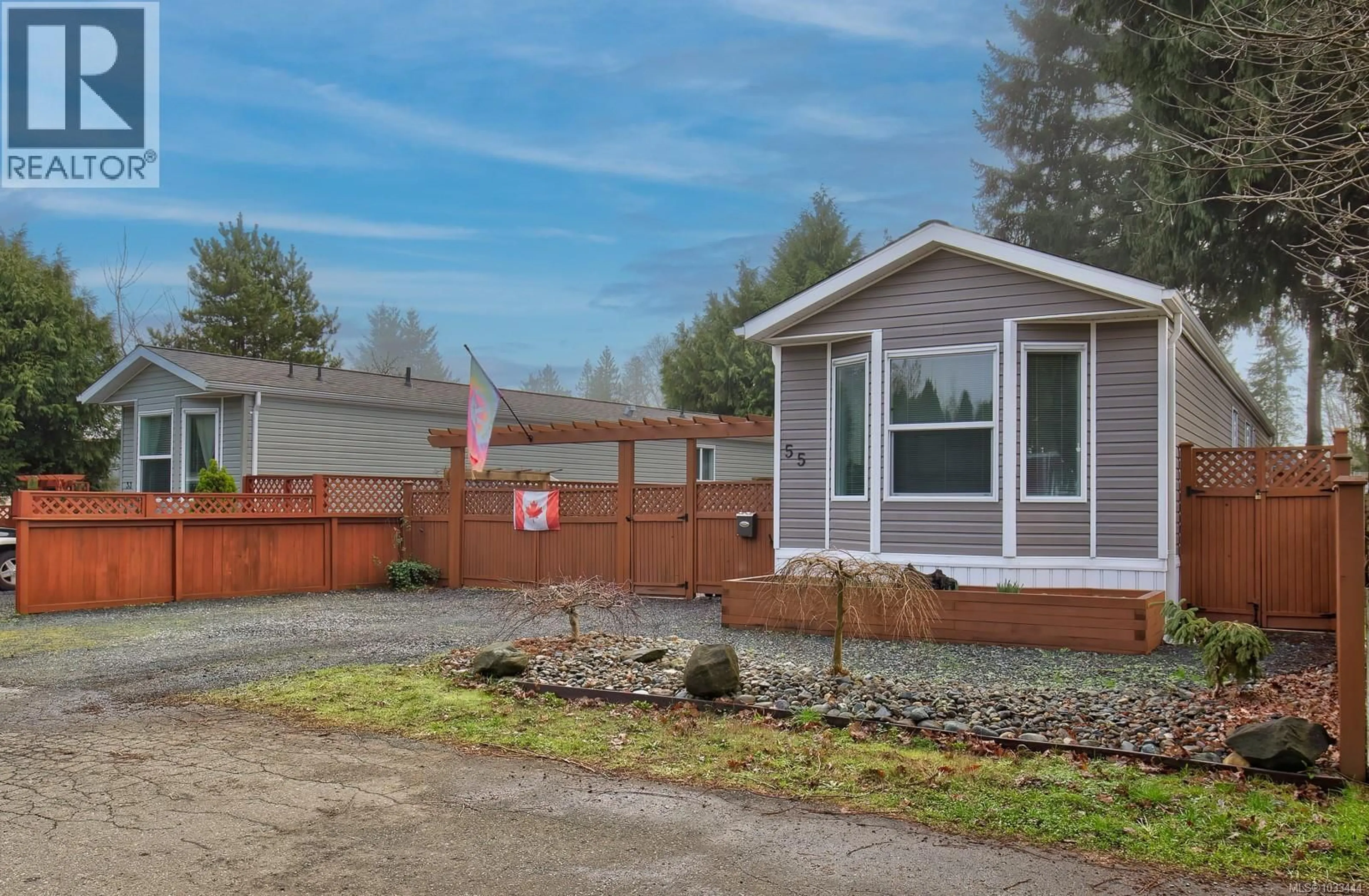 Home with vinyl exterior material, street for 55 - 971 DOUGLAS AVENUE, Nanaimo British Columbia V9R6C1