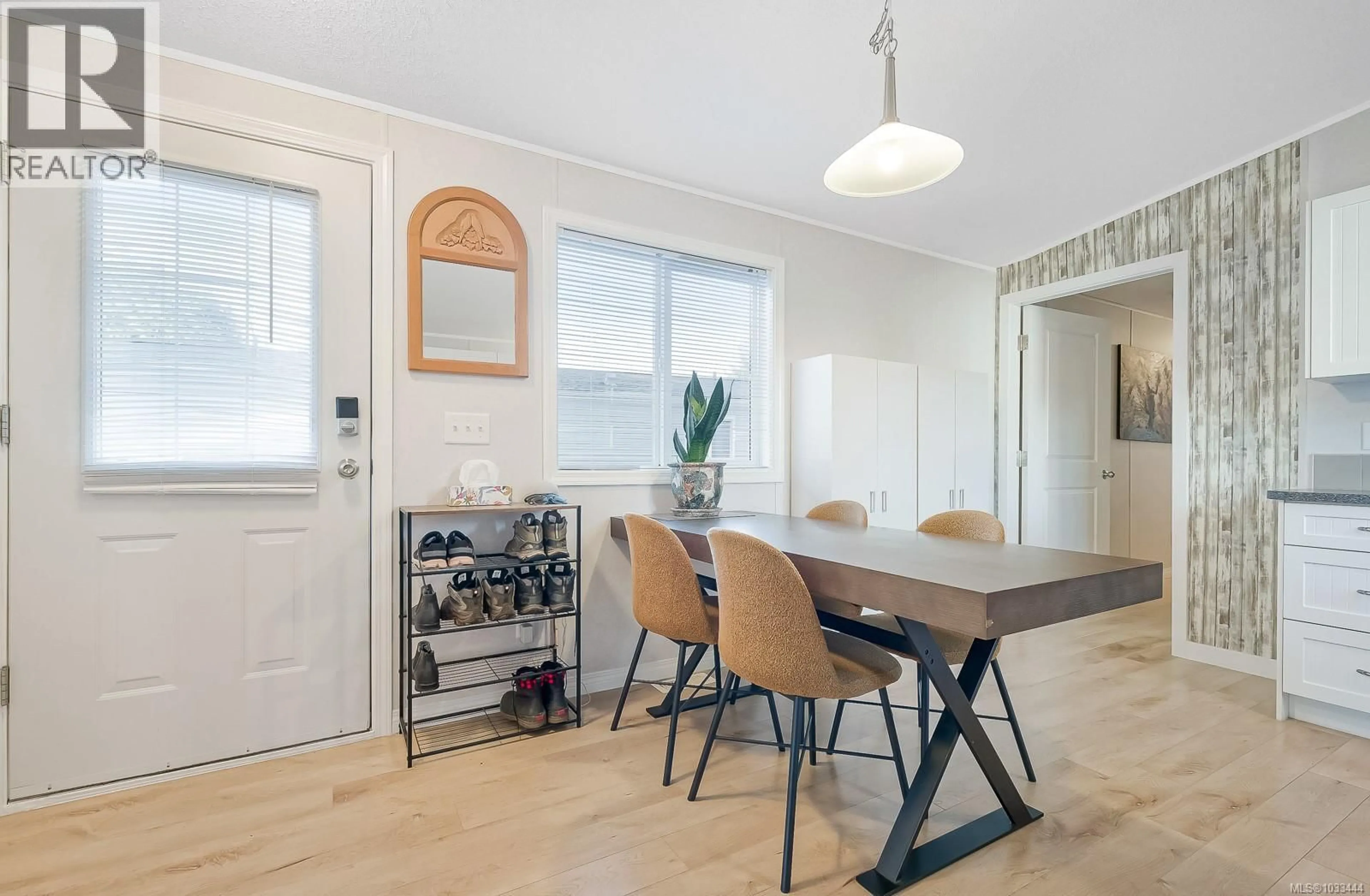 Dining room, wood/laminate floor for 55 - 971 DOUGLAS AVENUE, Nanaimo British Columbia V9R6C1