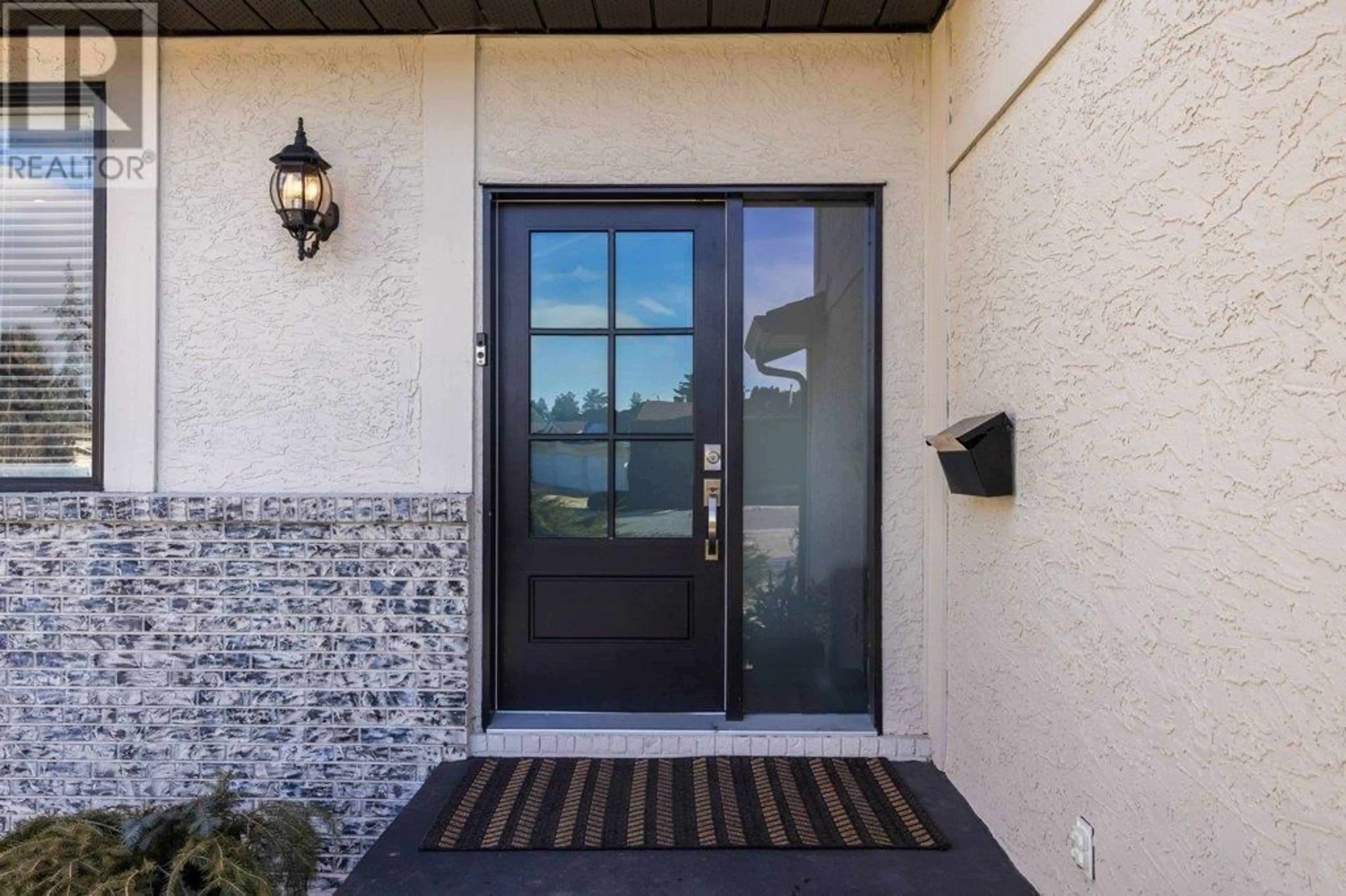 Indoor entryway for 672 Greene Road, Kelowna British Columbia V1W1B8