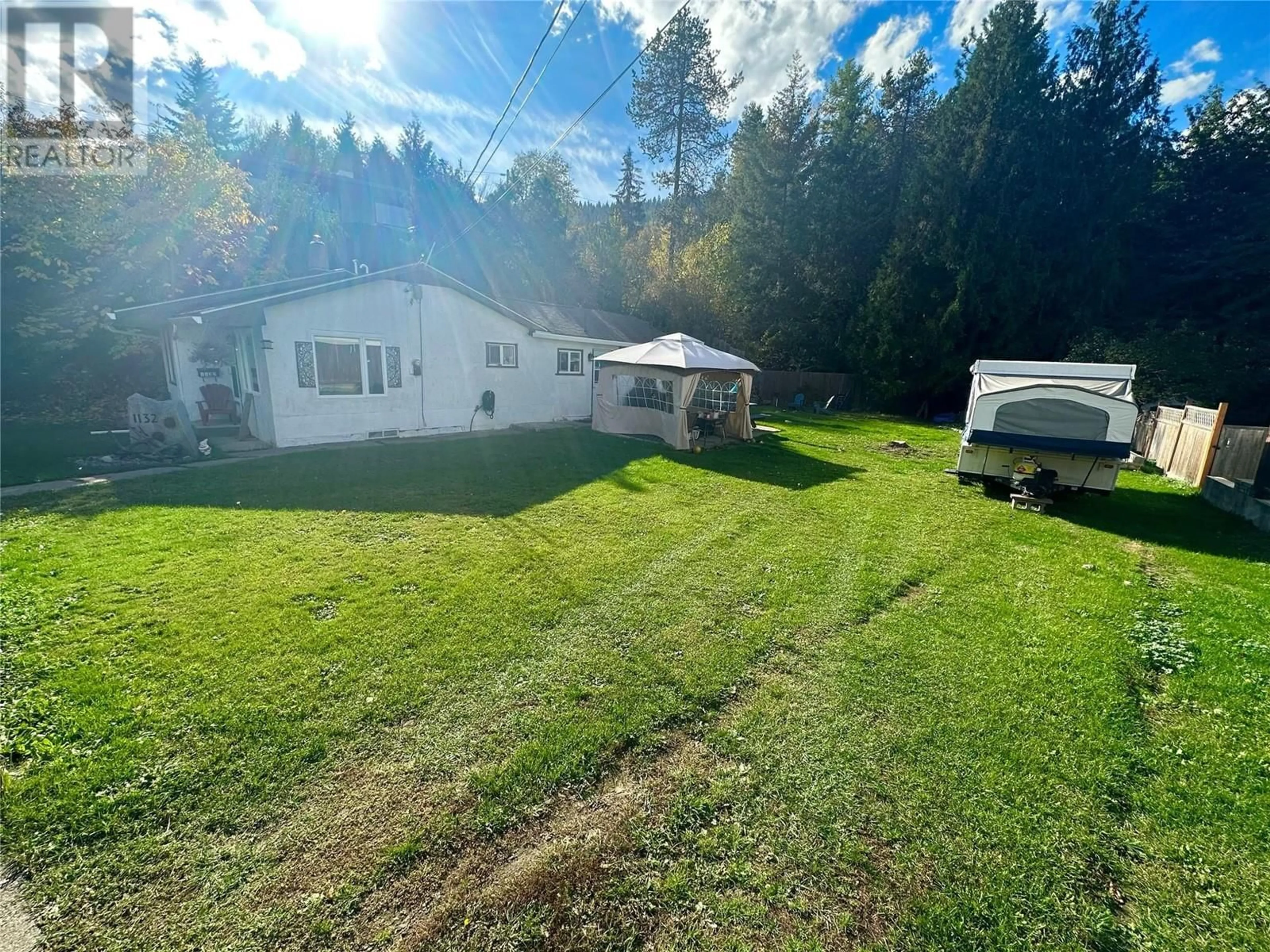 A pic from outside/outdoor area/front of a property/back of a property/a pic from drone, unknown for 1132 7TH Avenue, Castlegar British Columbia V1N1S6