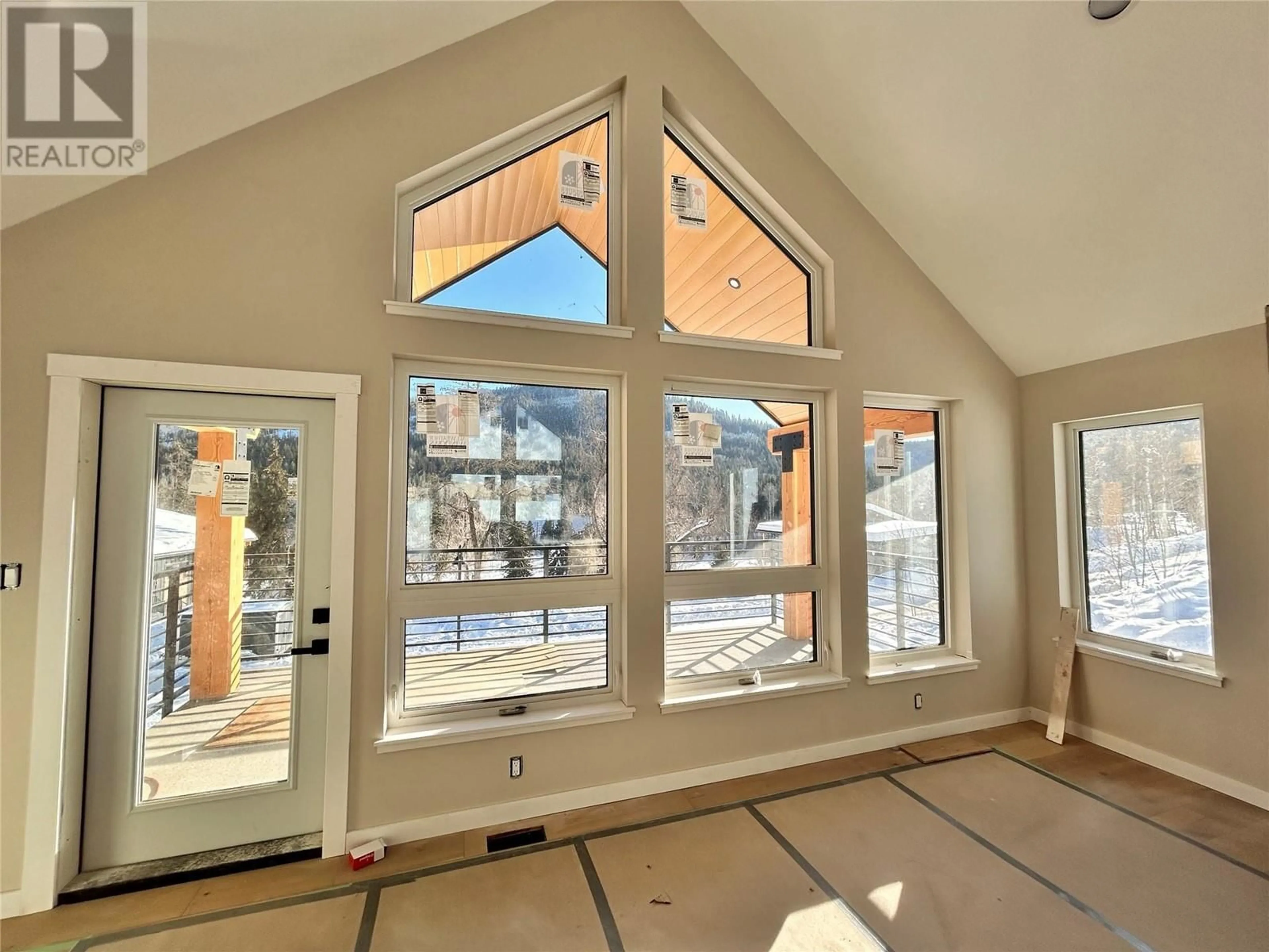 Indoor entryway for 458 COPPER Road, Rossland British Columbia V0G1Y0