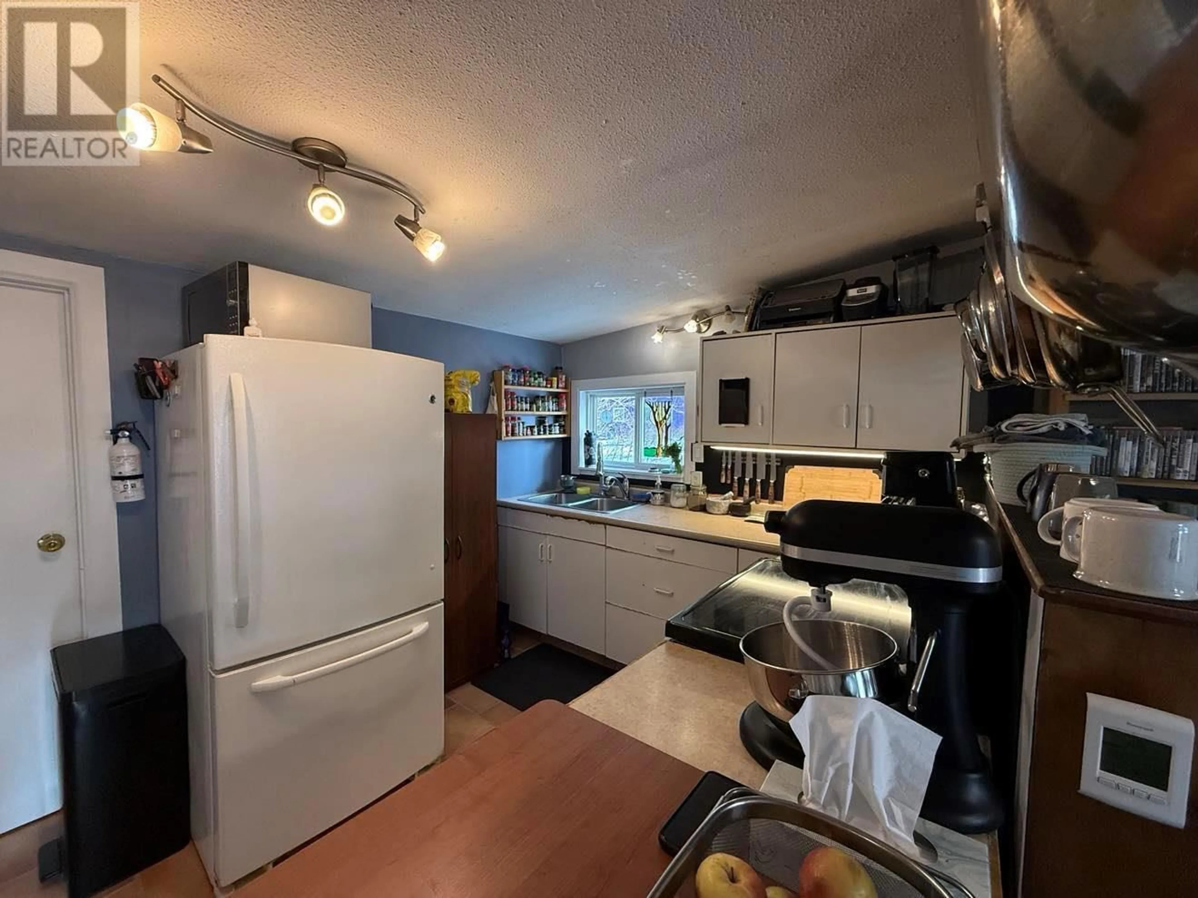 Standard kitchen, unknown for 1114 Columbia Heights, Robson British Columbia V0G1X0