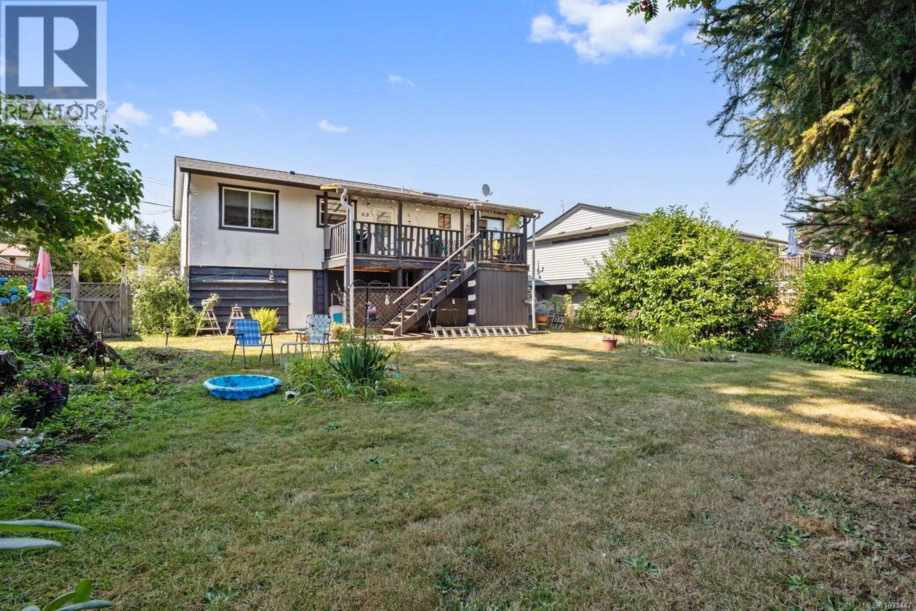 A pic from outside/outdoor area/front of a property/back of a property/a pic from drone, unknown for 648 22ND STREET, Courtenay British Columbia V9N6L1