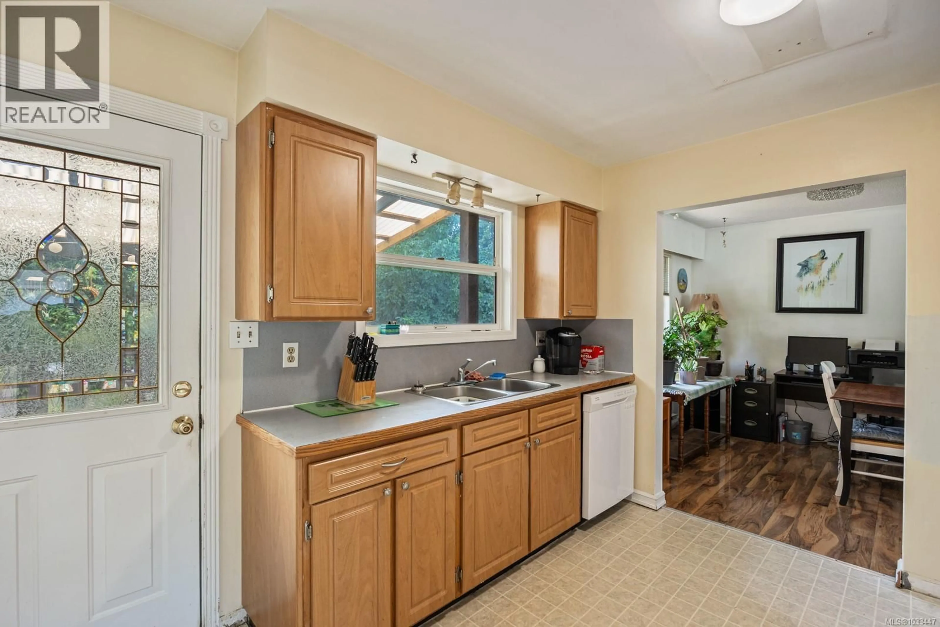 Standard kitchen, ceramic/tile floor for 648 22ND STREET, Courtenay British Columbia V9N6L1