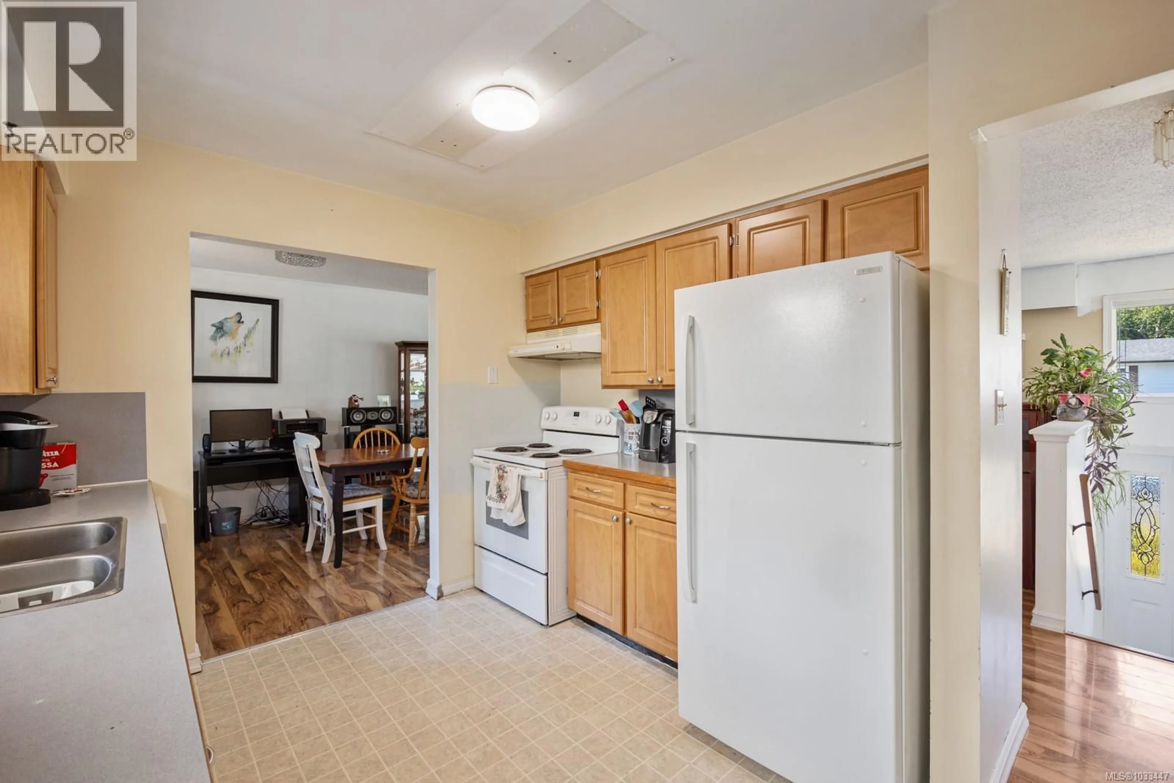 Standard kitchen, unknown for 648 22ND STREET, Courtenay British Columbia V9N6L1