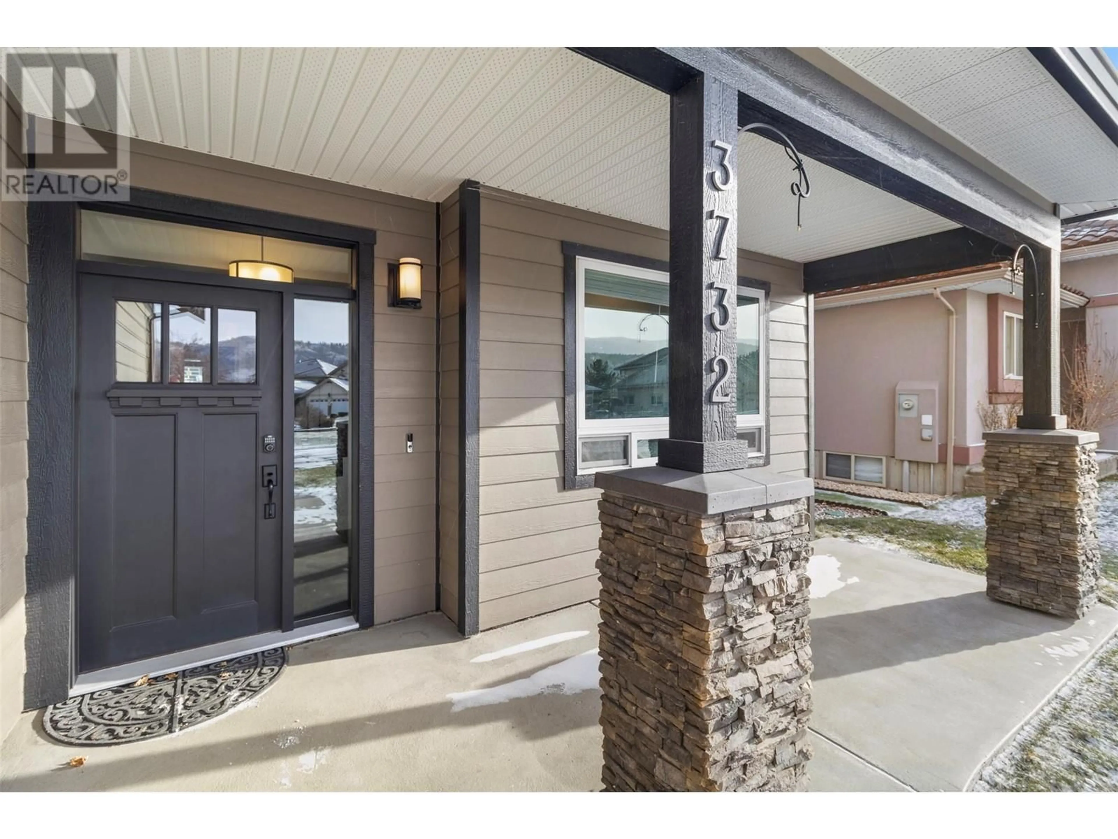 Indoor entryway for 3732 Navatanee Drive, Kamloops British Columbia V2H1S1