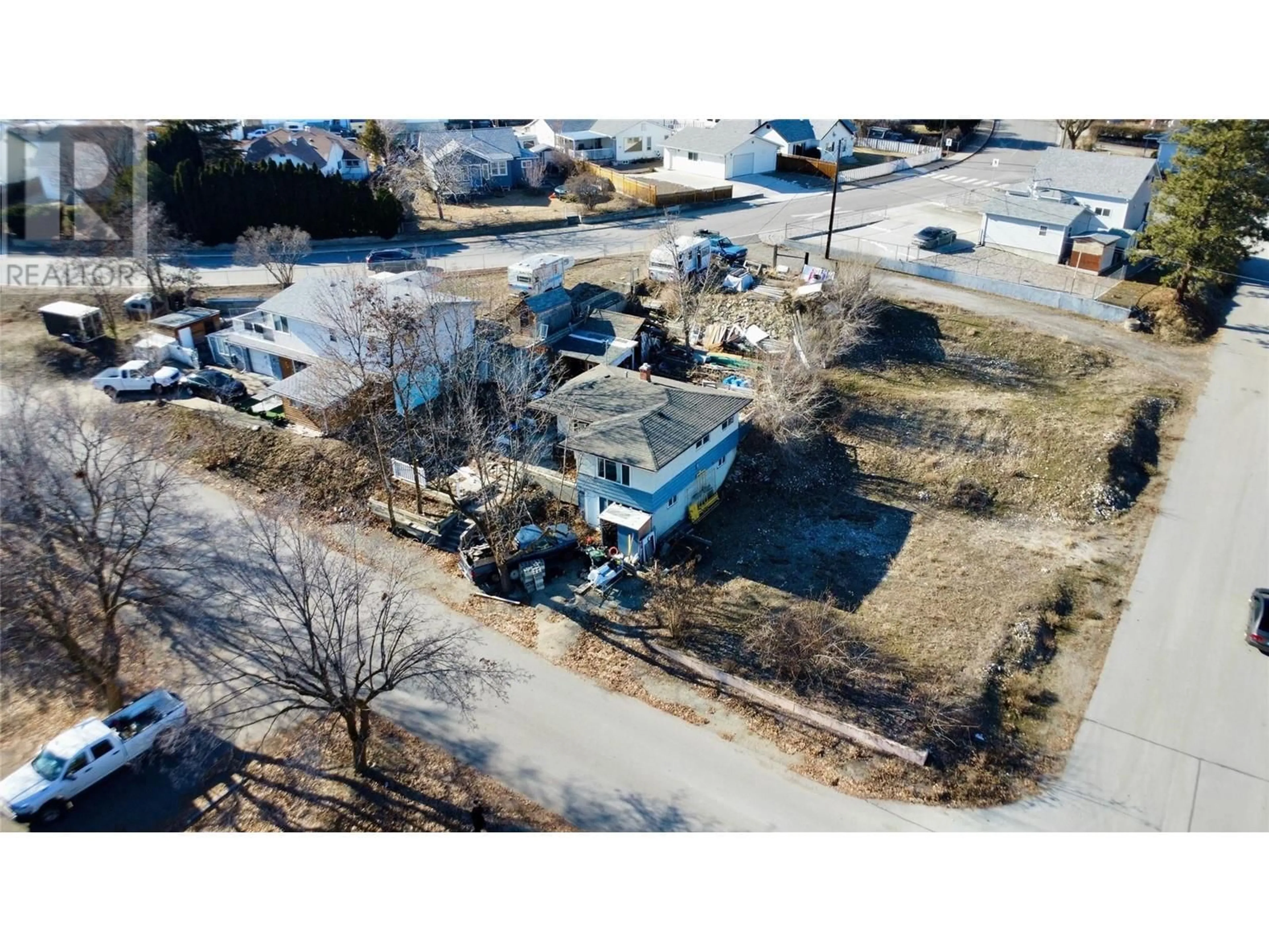 A pic from outside/outdoor area/front of a property/back of a property/a pic from drone, street for 6470 HOLLOW STREET, Oliver British Columbia V0H1T0