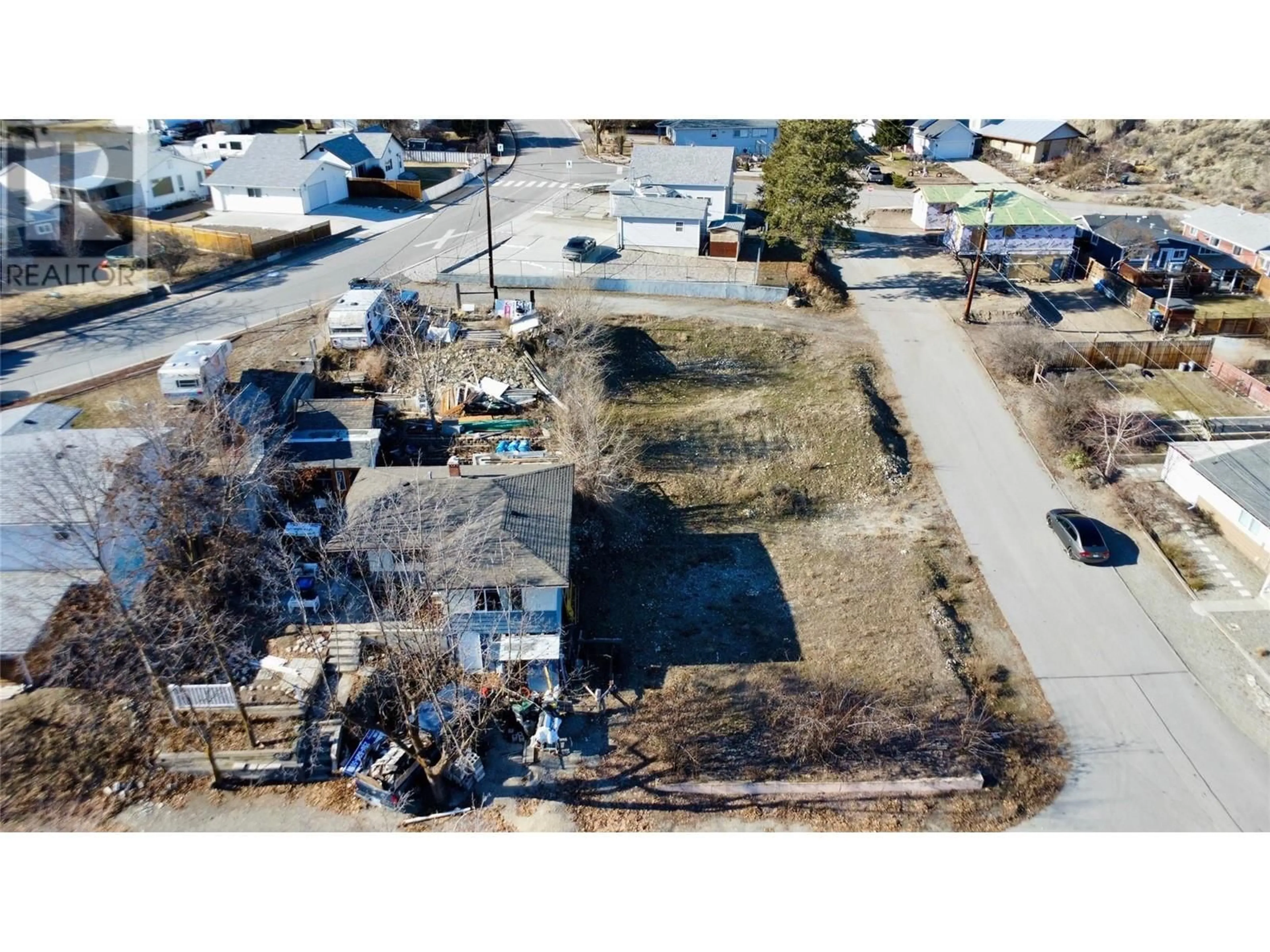A pic from outside/outdoor area/front of a property/back of a property/a pic from drone, street for 6470 HOLLOW STREET, Oliver British Columbia V0H1T0