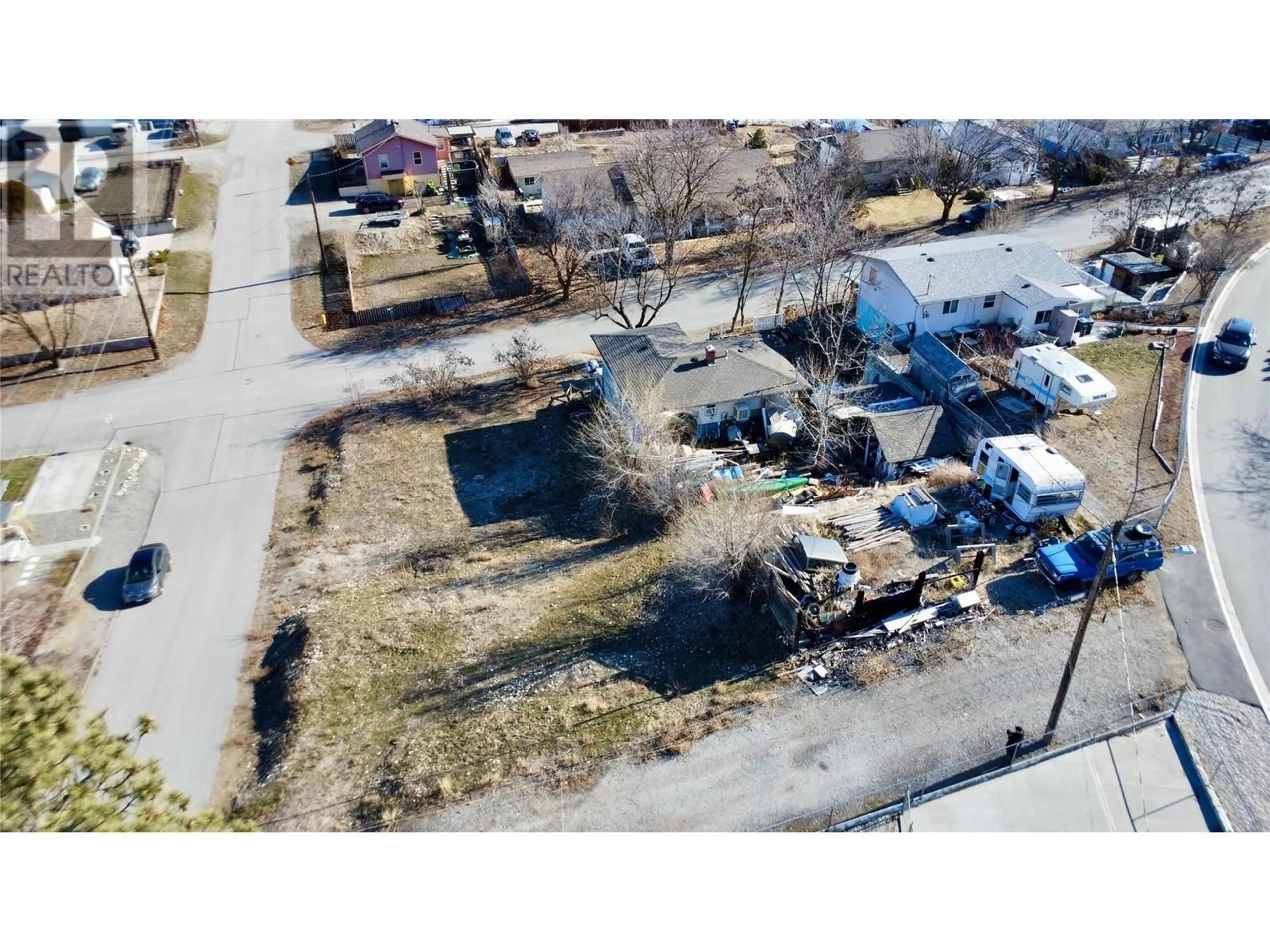 A pic from outside/outdoor area/front of a property/back of a property/a pic from drone, street for 6470 HOLLOW STREET, Oliver British Columbia V0H1T0