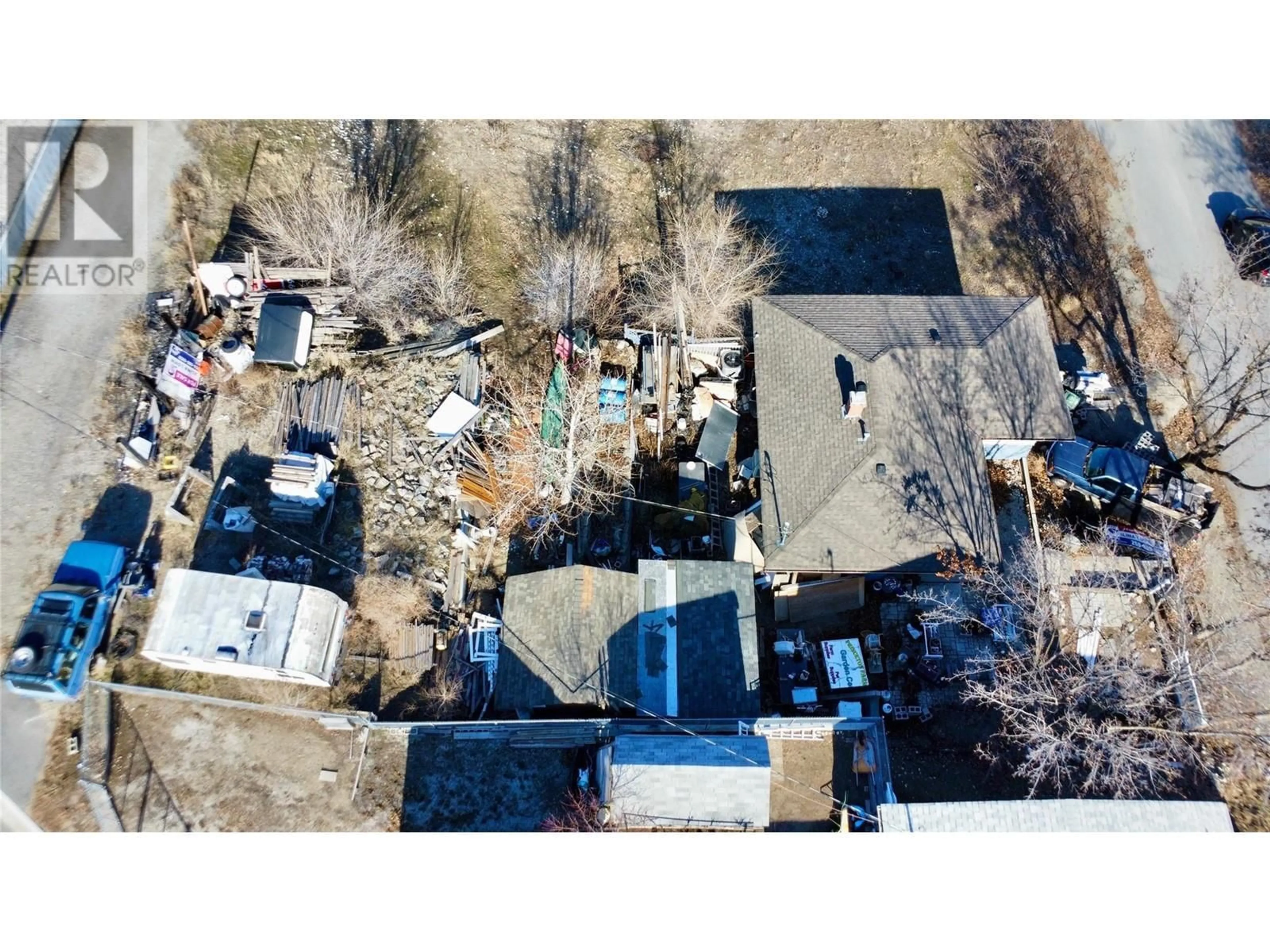 A pic from outside/outdoor area/front of a property/back of a property/a pic from drone, street for 6470 HOLLOW STREET, Oliver British Columbia V0H1T0