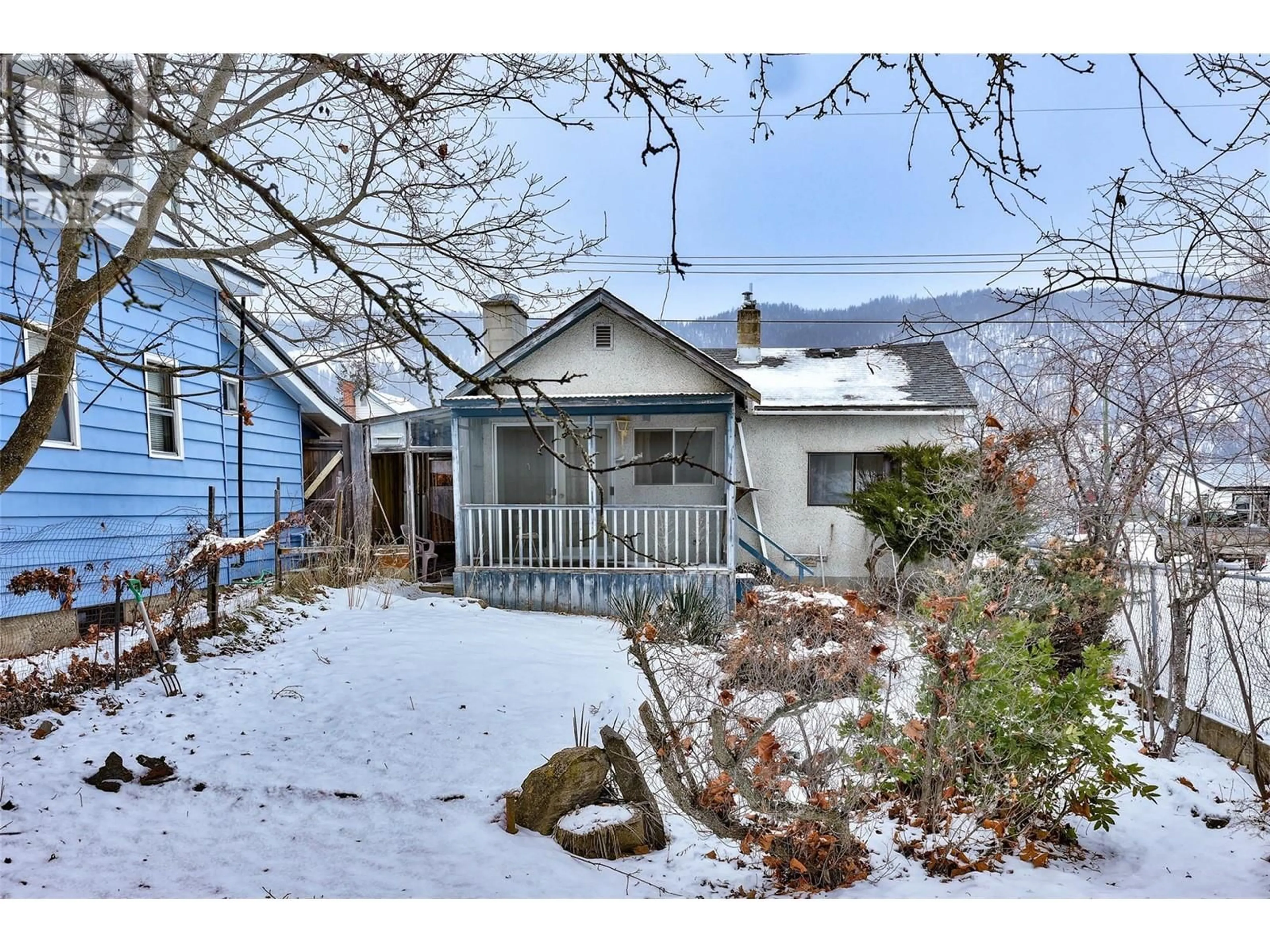 A pic from outside/outdoor area/front of a property/back of a property/a pic from drone, mountain view for 1024 THOMPSON Avenue, Chase British Columbia V0E1M0