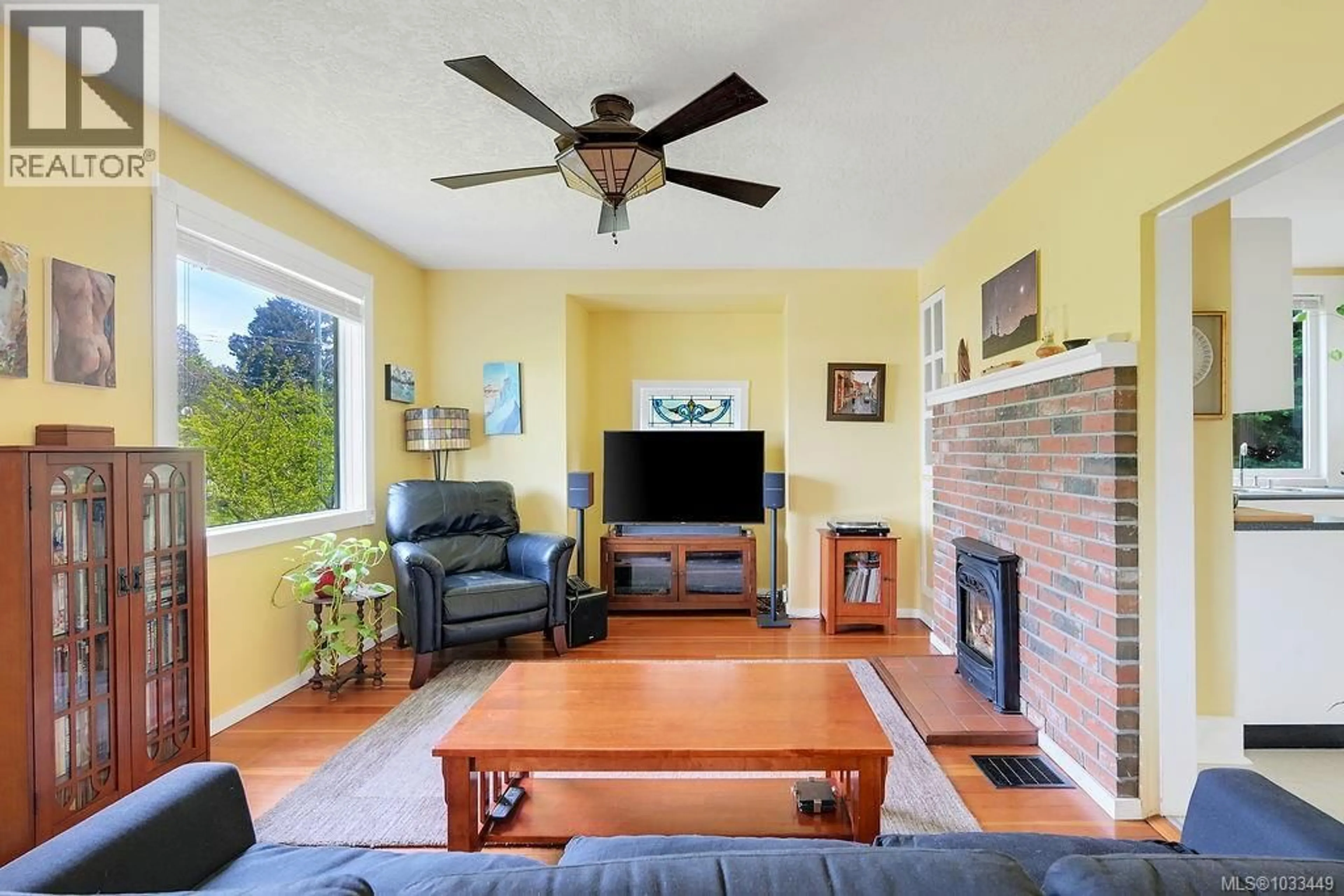 Living room with furniture, unknown for 1877 SAN PEDRO AVENUE, Saanich British Columbia V8N2G7