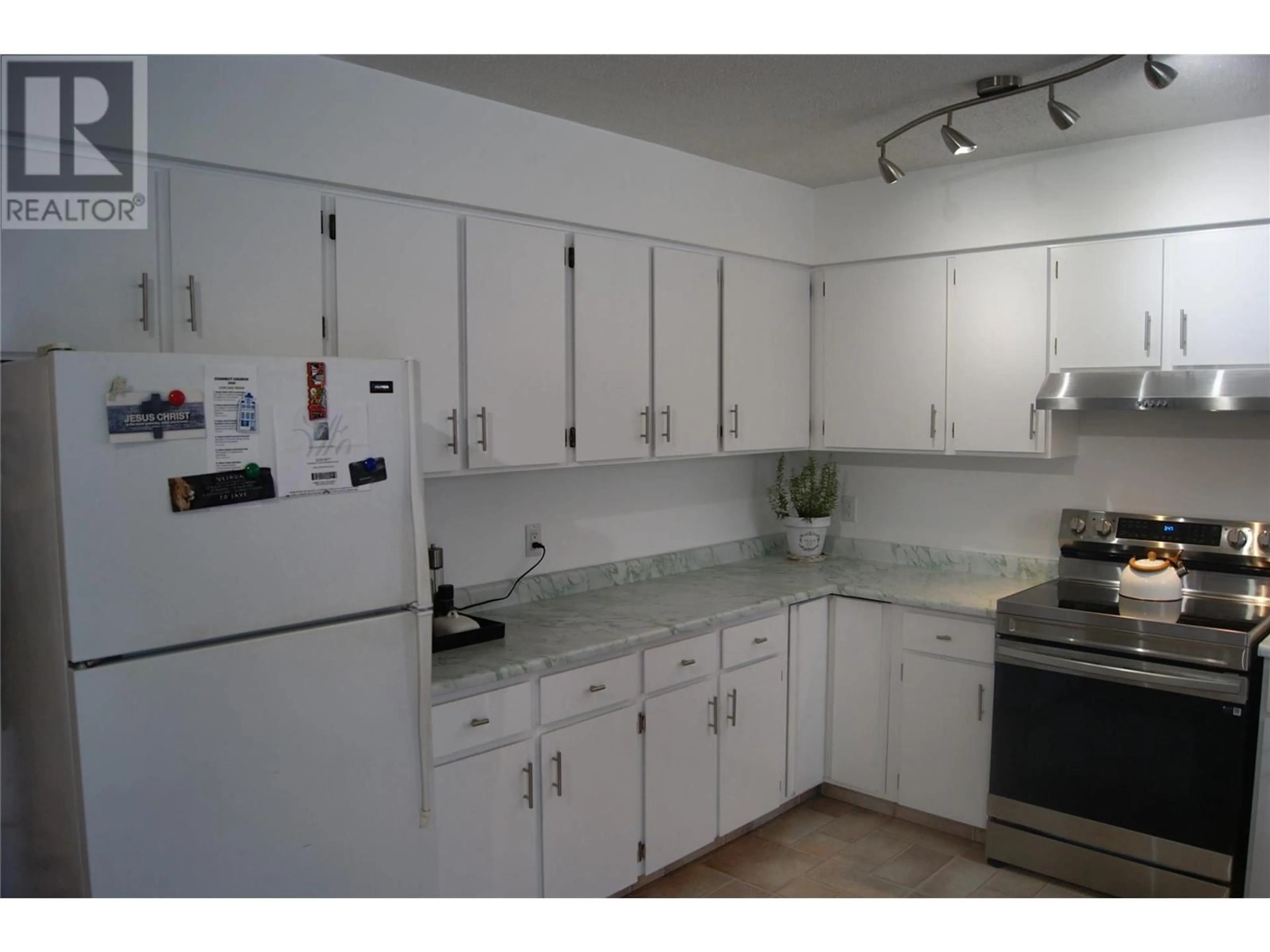 Standard kitchen, unknown for 62 100TH Avenue, Kimberley British Columbia V1A3A3