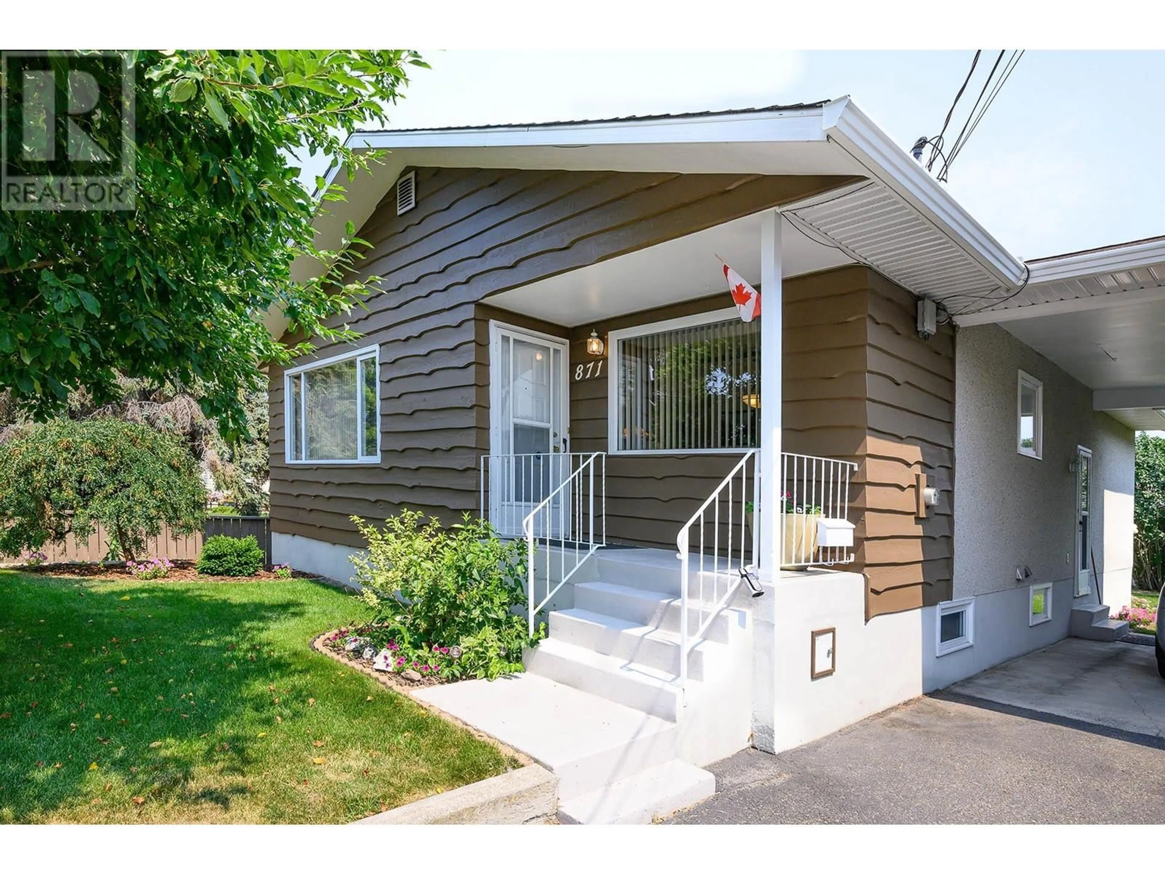 Home with vinyl exterior material, street for 871 McBride Street, Kamloops British Columbia V2B5S2