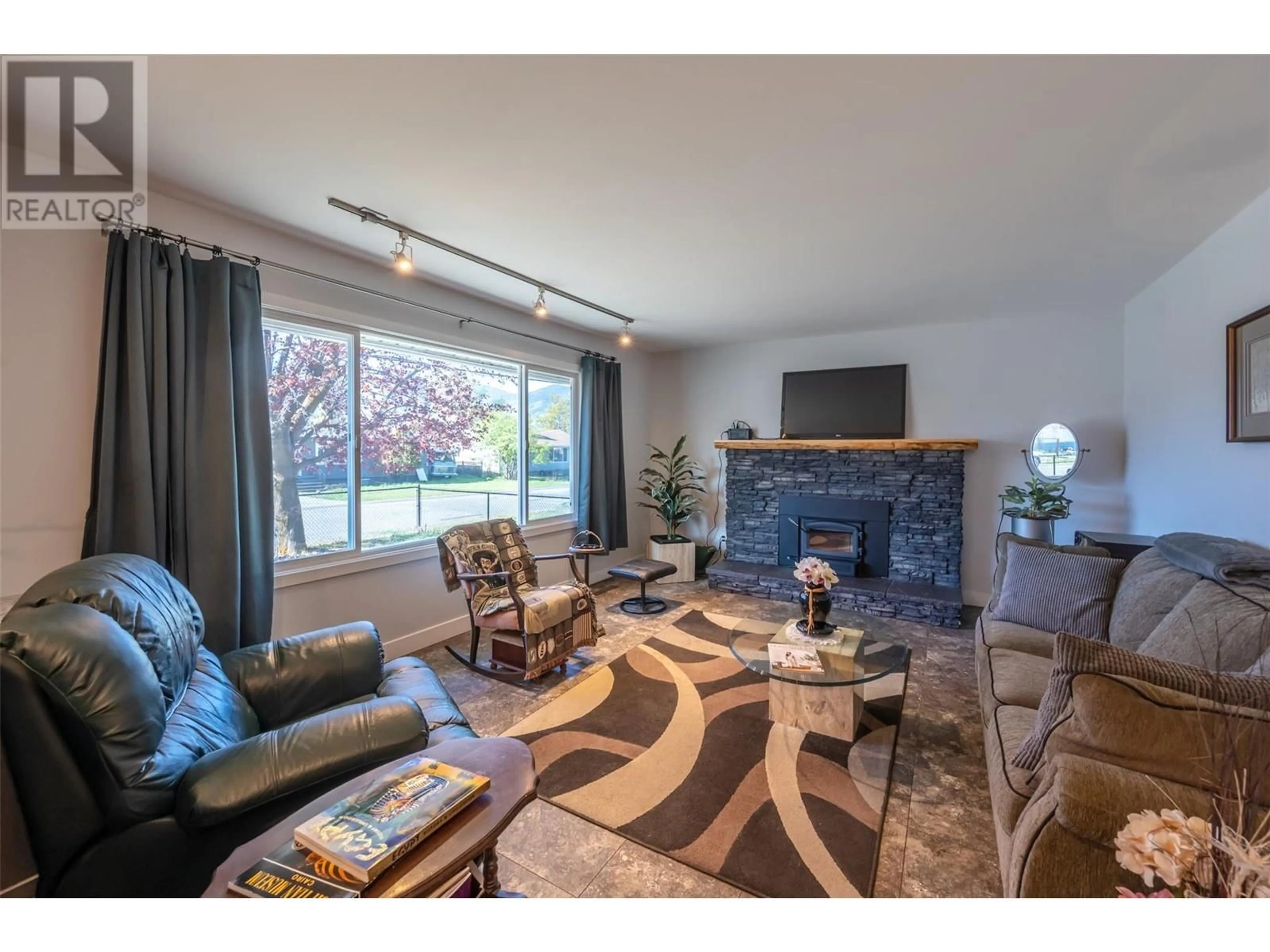 Living room with furniture, wood/laminate floor for 71 Granby Place, Penticton British Columbia V2A2Z3