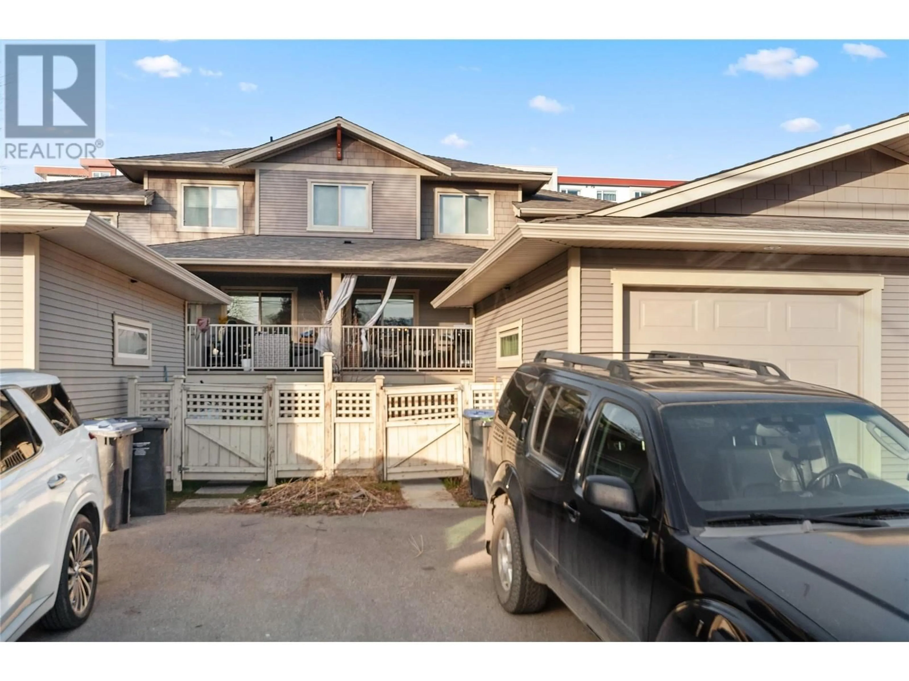 Home with vinyl exterior material, street for 741 CLEMENT AVENUE, Kelowna British Columbia V1Y7C9