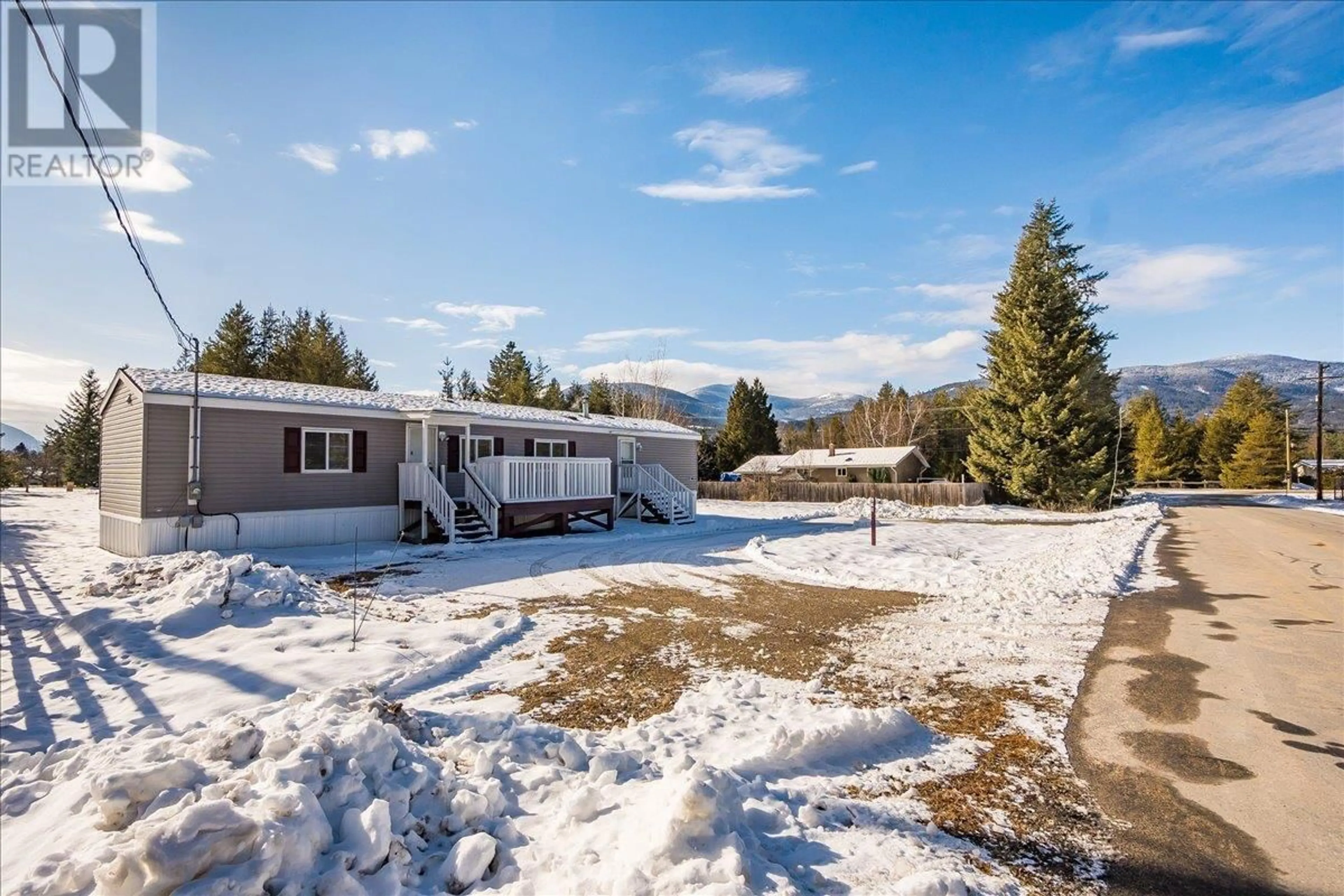 A pic from outside/outdoor area/front of a property/back of a property/a pic from drone, mountain view for 941 HILLVIEW Road, Castlegar British Columbia V1N4K7