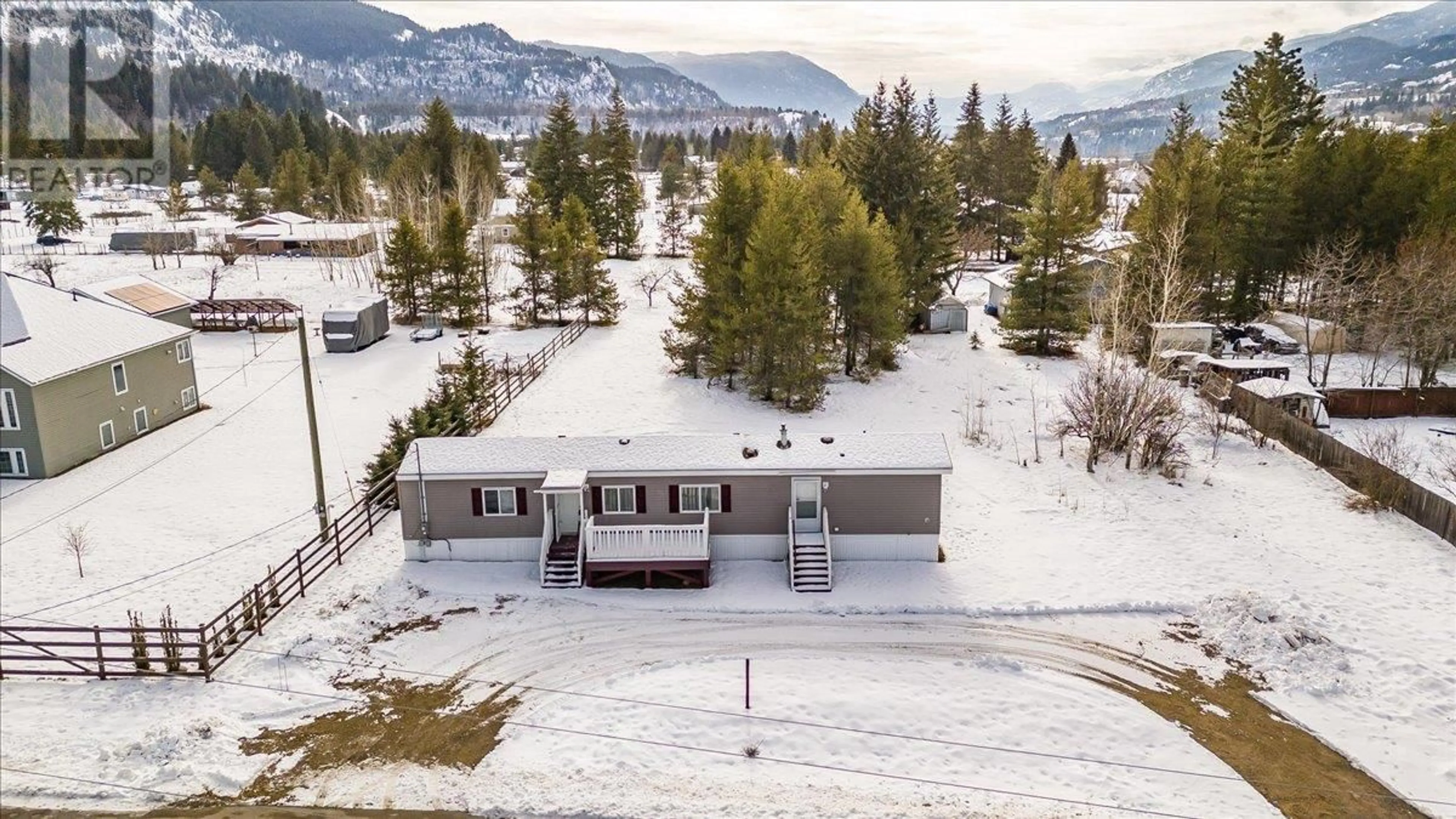 A pic from outside/outdoor area/front of a property/back of a property/a pic from drone, mountain view for 941 HILLVIEW Road, Castlegar British Columbia V1N4K7