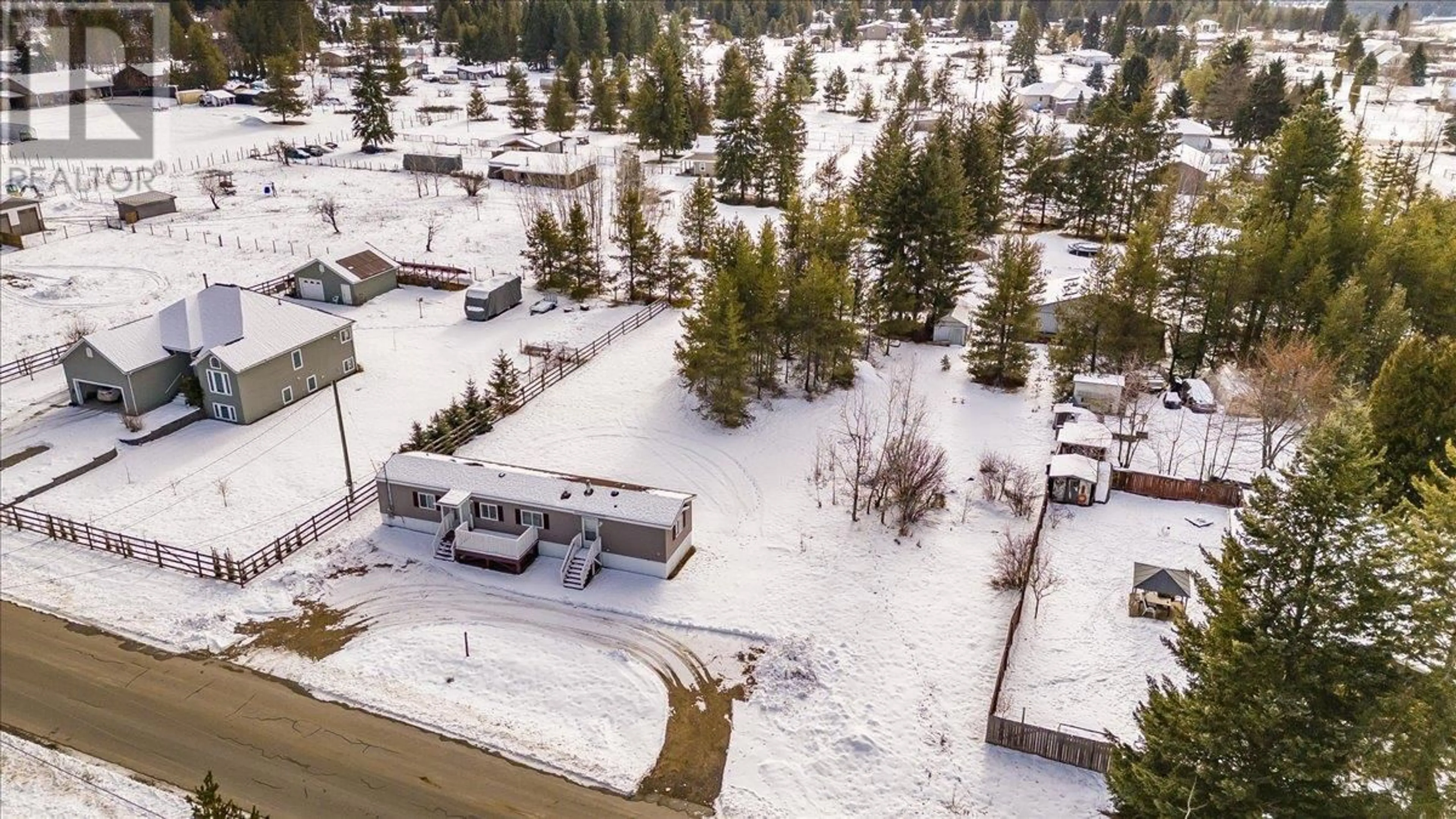 A pic from outside/outdoor area/front of a property/back of a property/a pic from drone, street for 941 HILLVIEW Road, Castlegar British Columbia V1N4K7