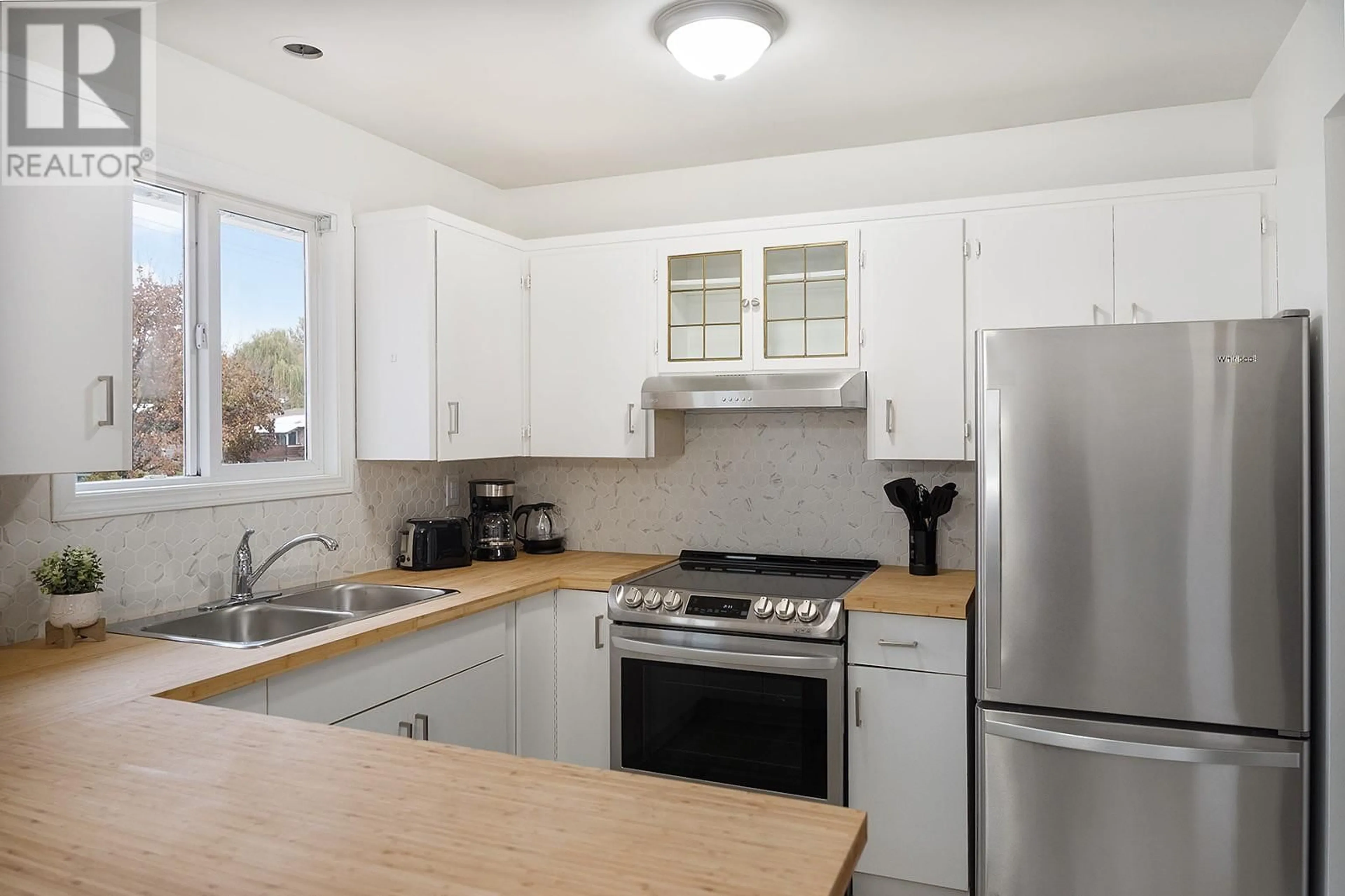 Standard kitchen, unknown for 2009-2011 RICHTER STREET, Kelowna British Columbia V1Y2N4