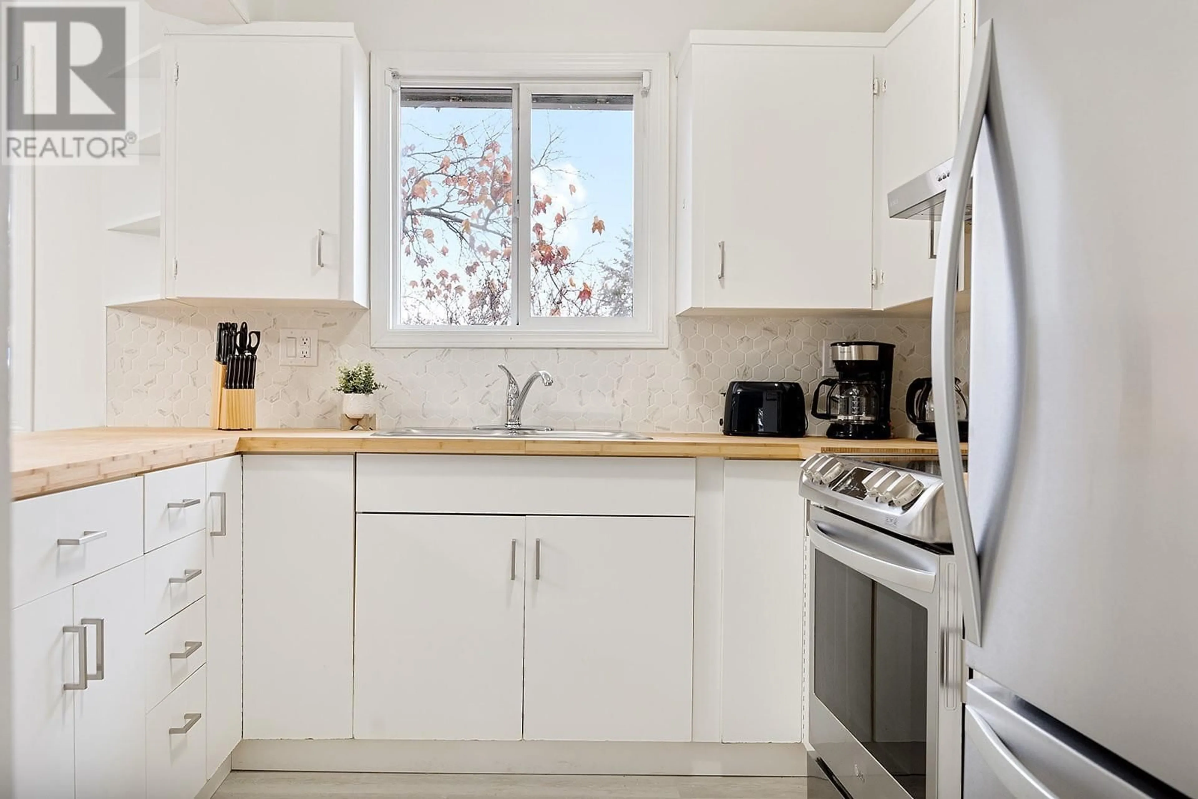 Standard kitchen, ceramic/tile floor for 2009-2011 Richter Street, Kelowna British Columbia V1Y2N4