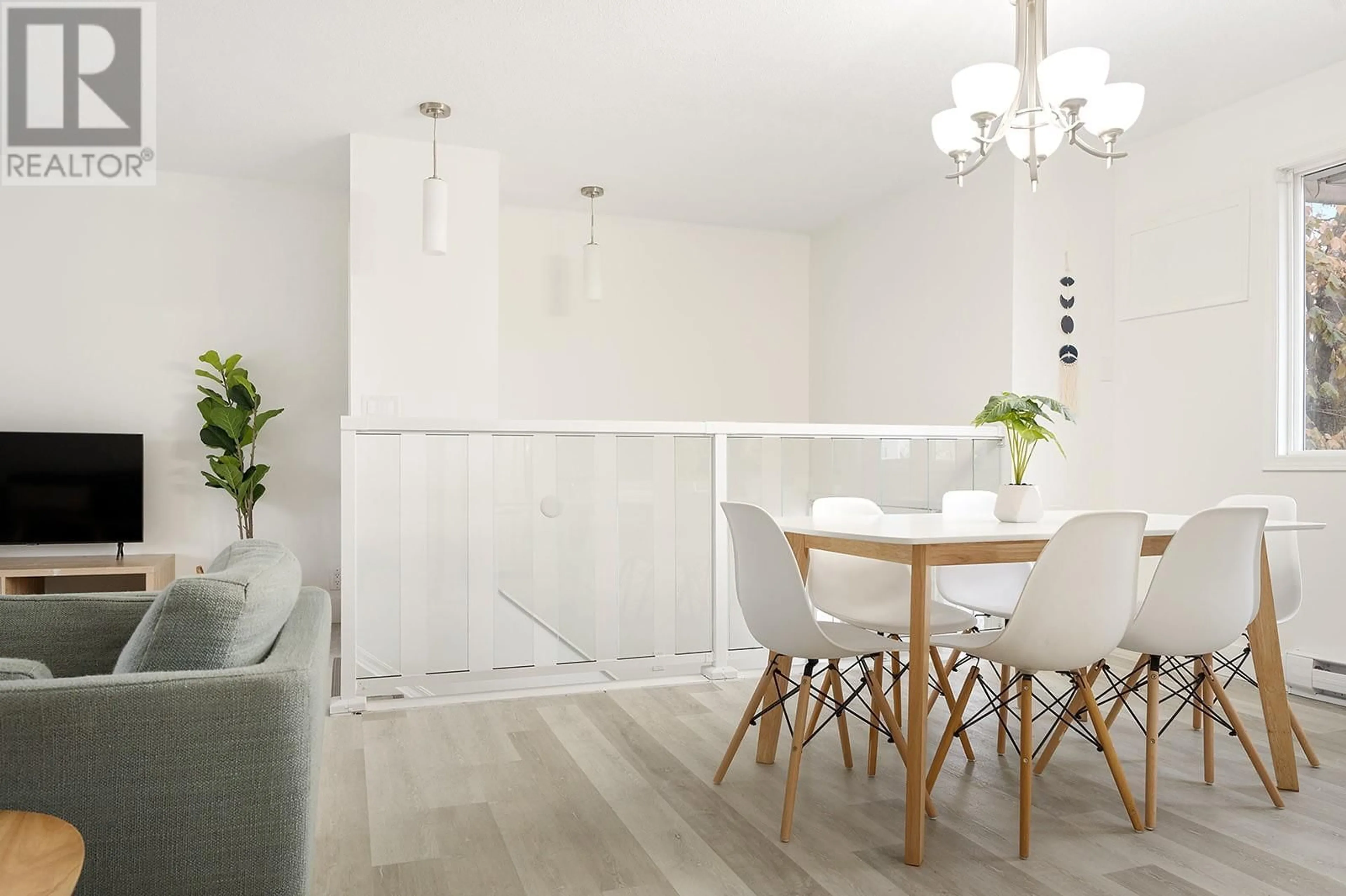 Dining room, wood/laminate floor for 2009-2011 Richter Street, Kelowna British Columbia V1Y2N4