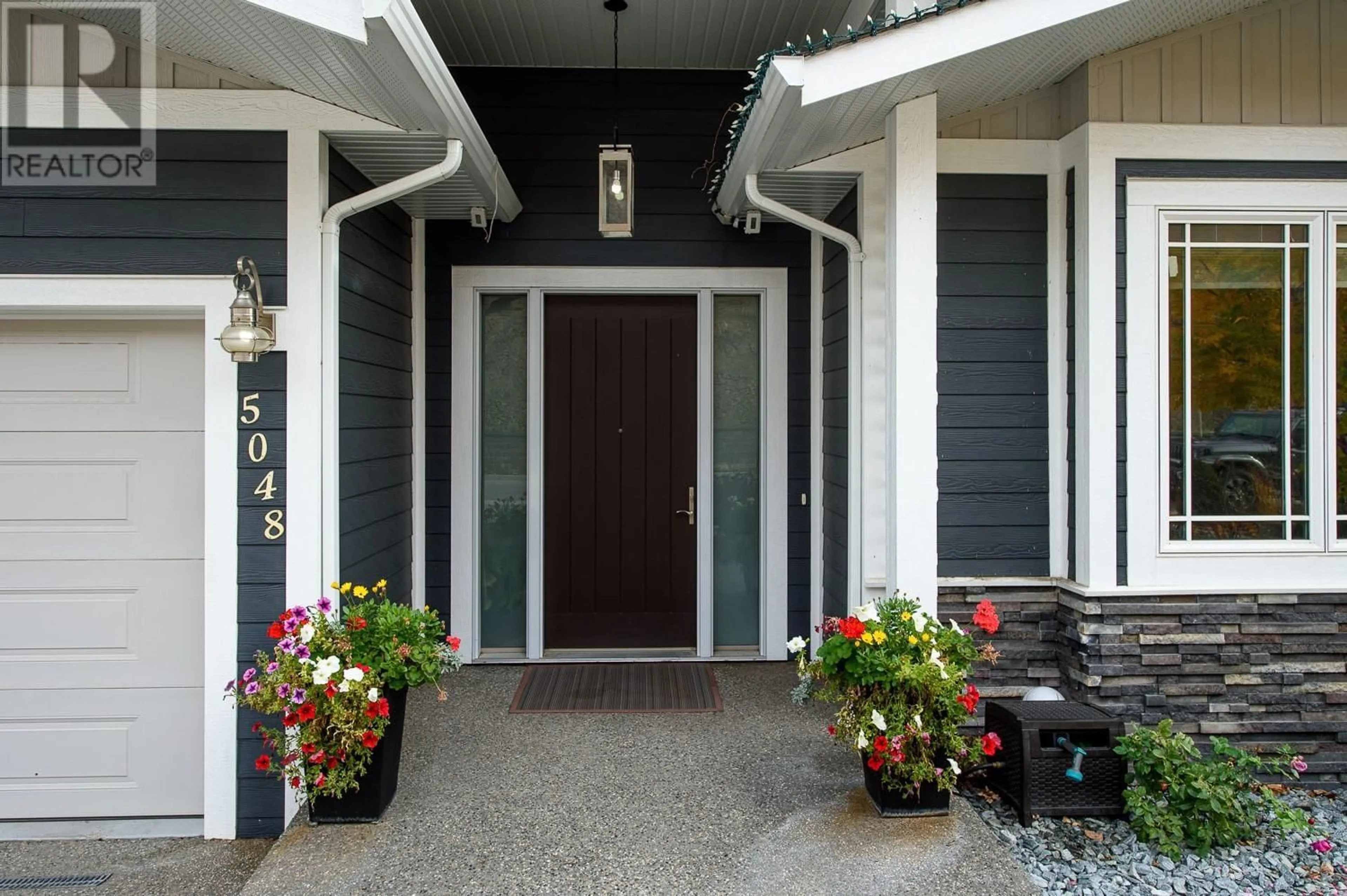 Indoor entryway for 5048 Turtle Pond Place, Vernon British Columbia V1T9Y5