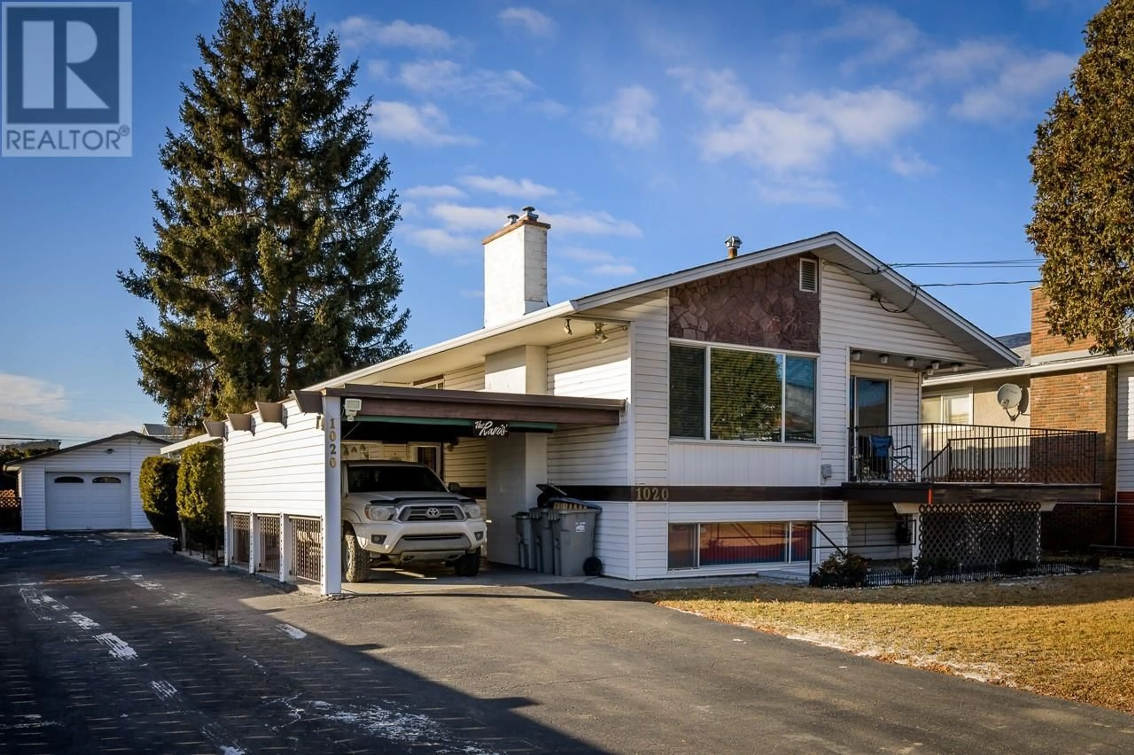 Home with vinyl exterior material, street for 1020 Holt Street, Kamloops British Columbia V2B5H2