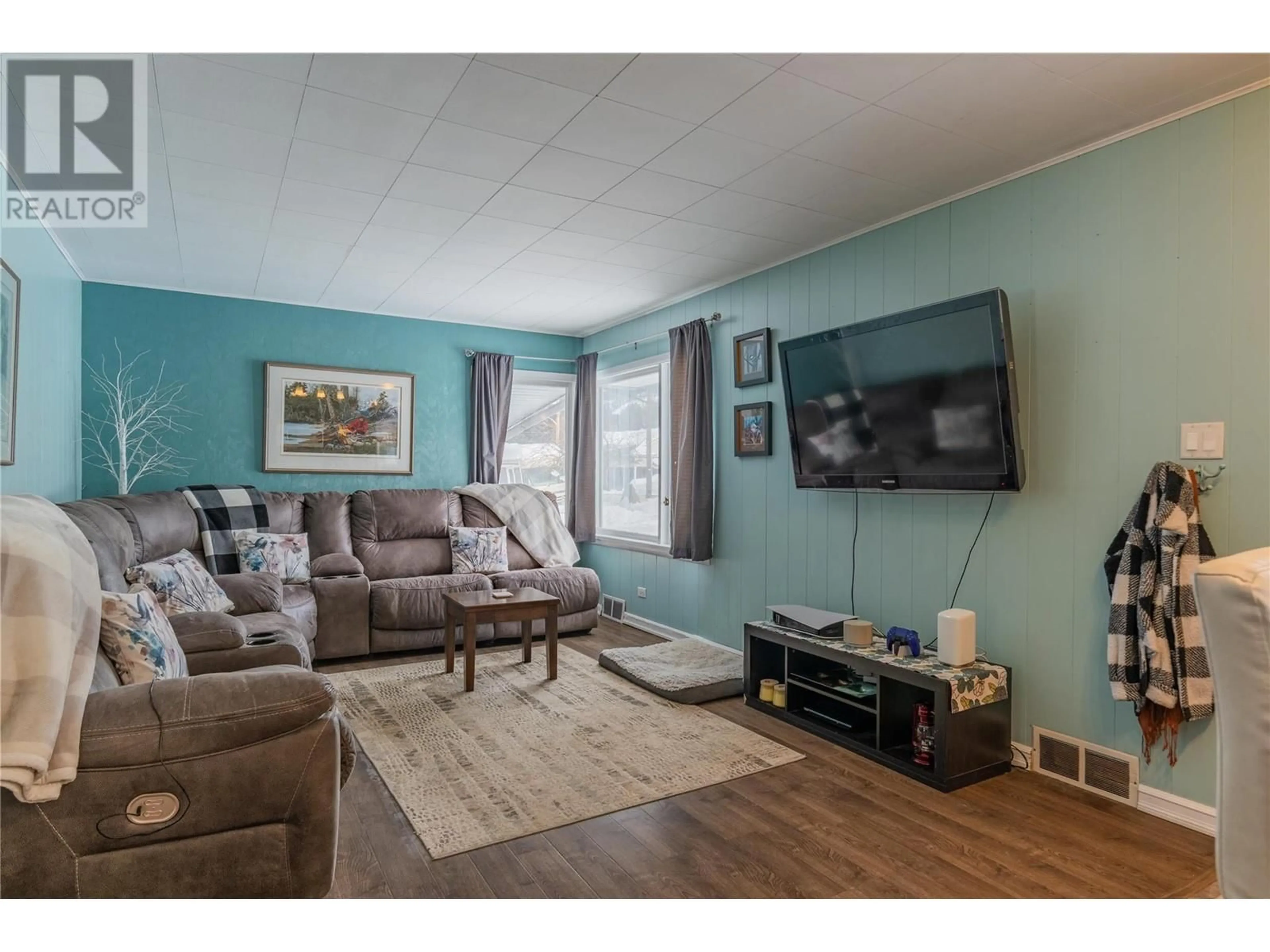 Living room with furniture, wood/laminate floor for 1807 Columbia Gardens Road, Fruitvale British Columbia V0G1L0