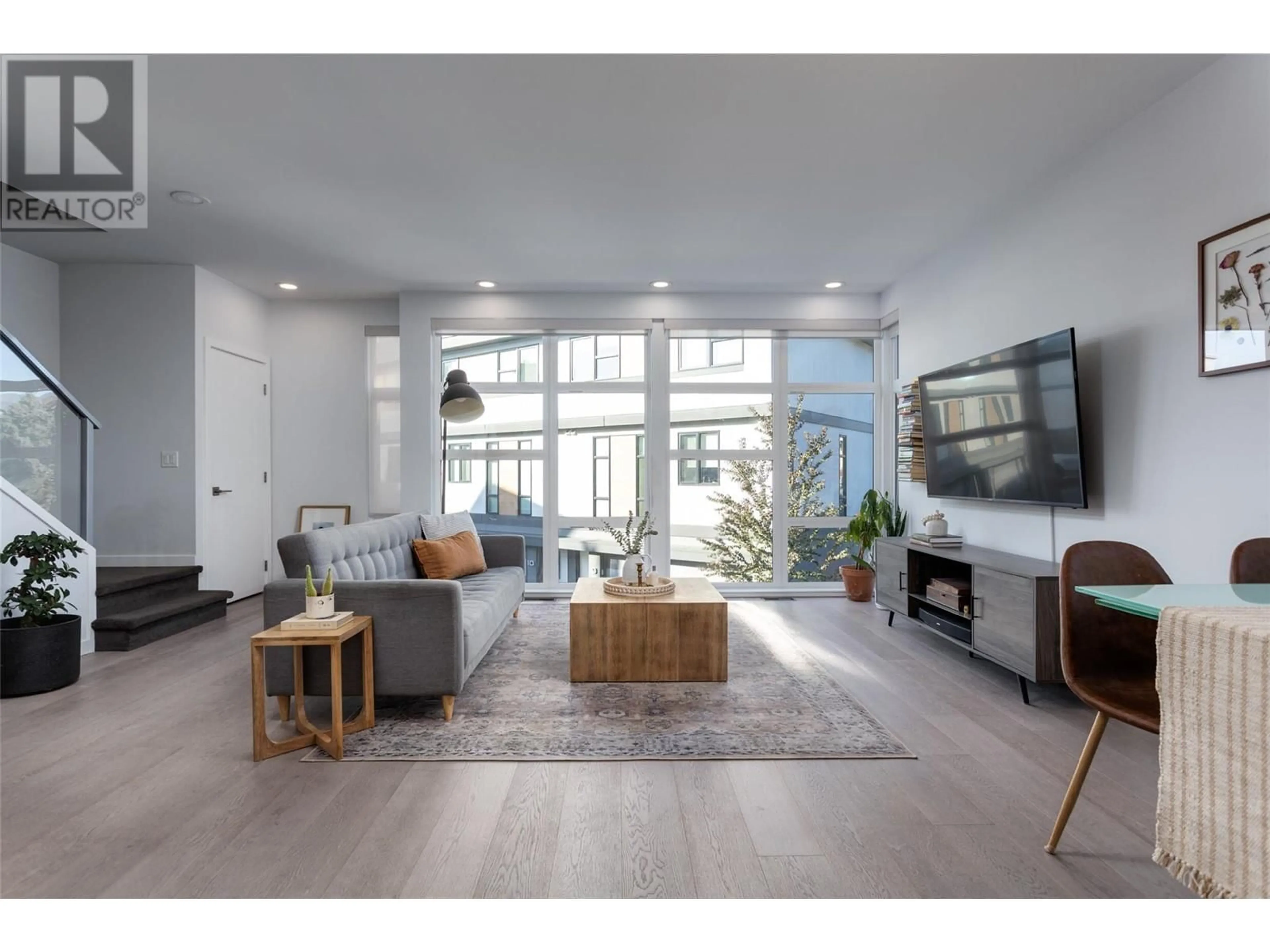 Living room with furniture, unknown for 4 - 1515 HIGHLAND DRIVE NORTH, Kelowna British Columbia V1Y0C9