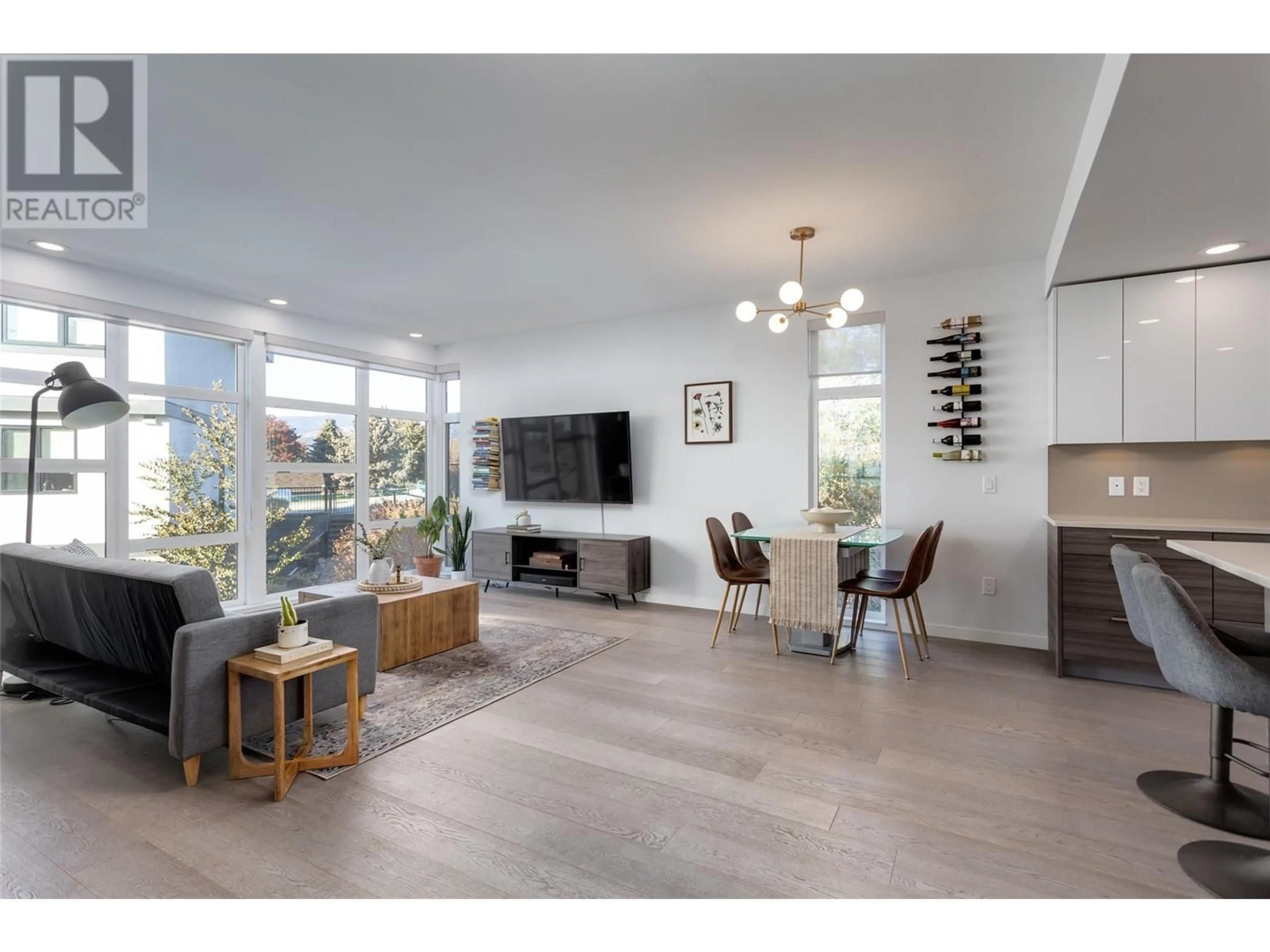 Living room with furniture, wood/laminate floor for 4 - 1515 HIGHLAND DRIVE NORTH, Kelowna British Columbia V1Y0C9