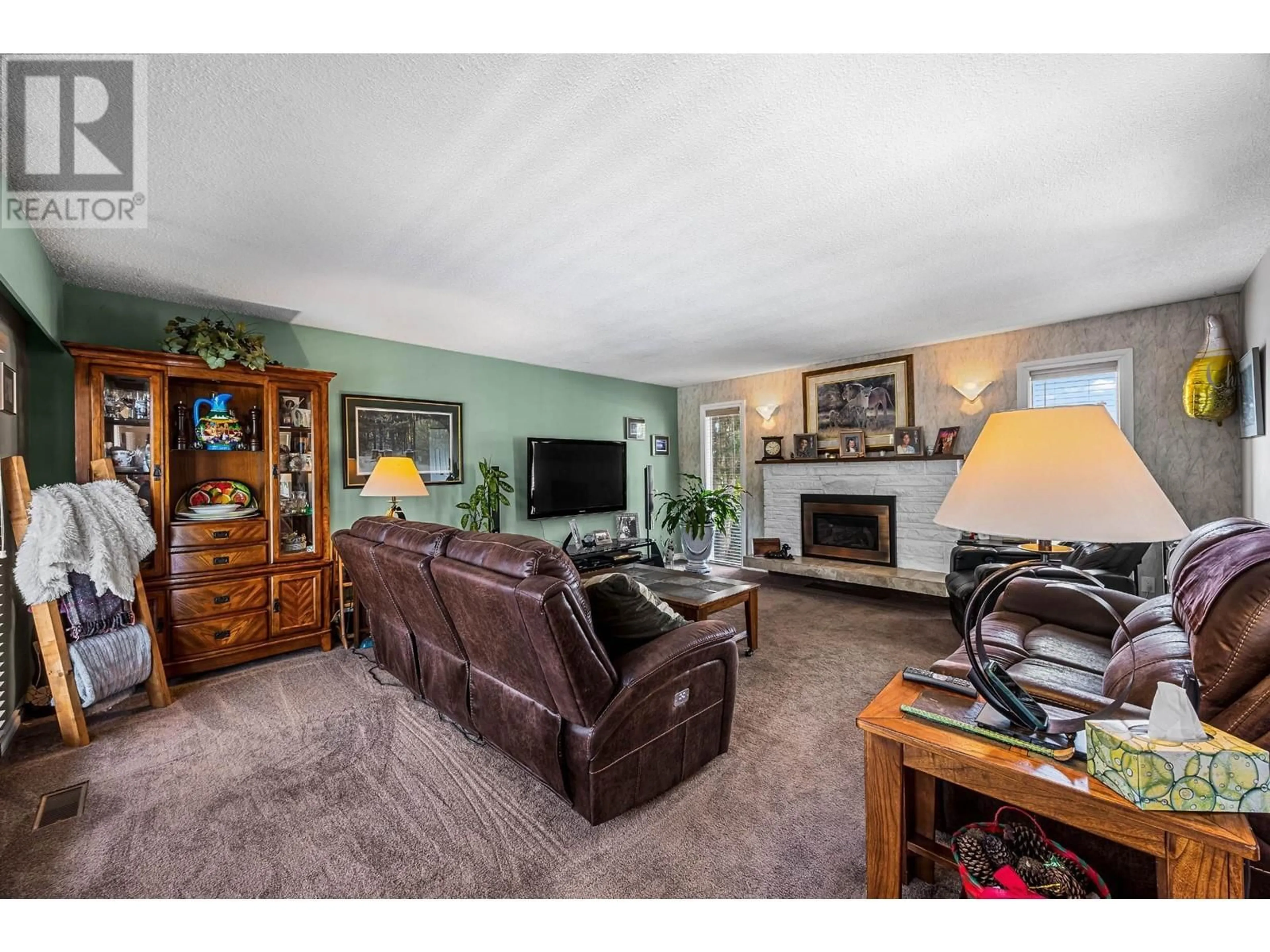 Living room with furniture, unknown for 2370 GREENFIELD Avenue, Kamloops British Columbia V2B4P4