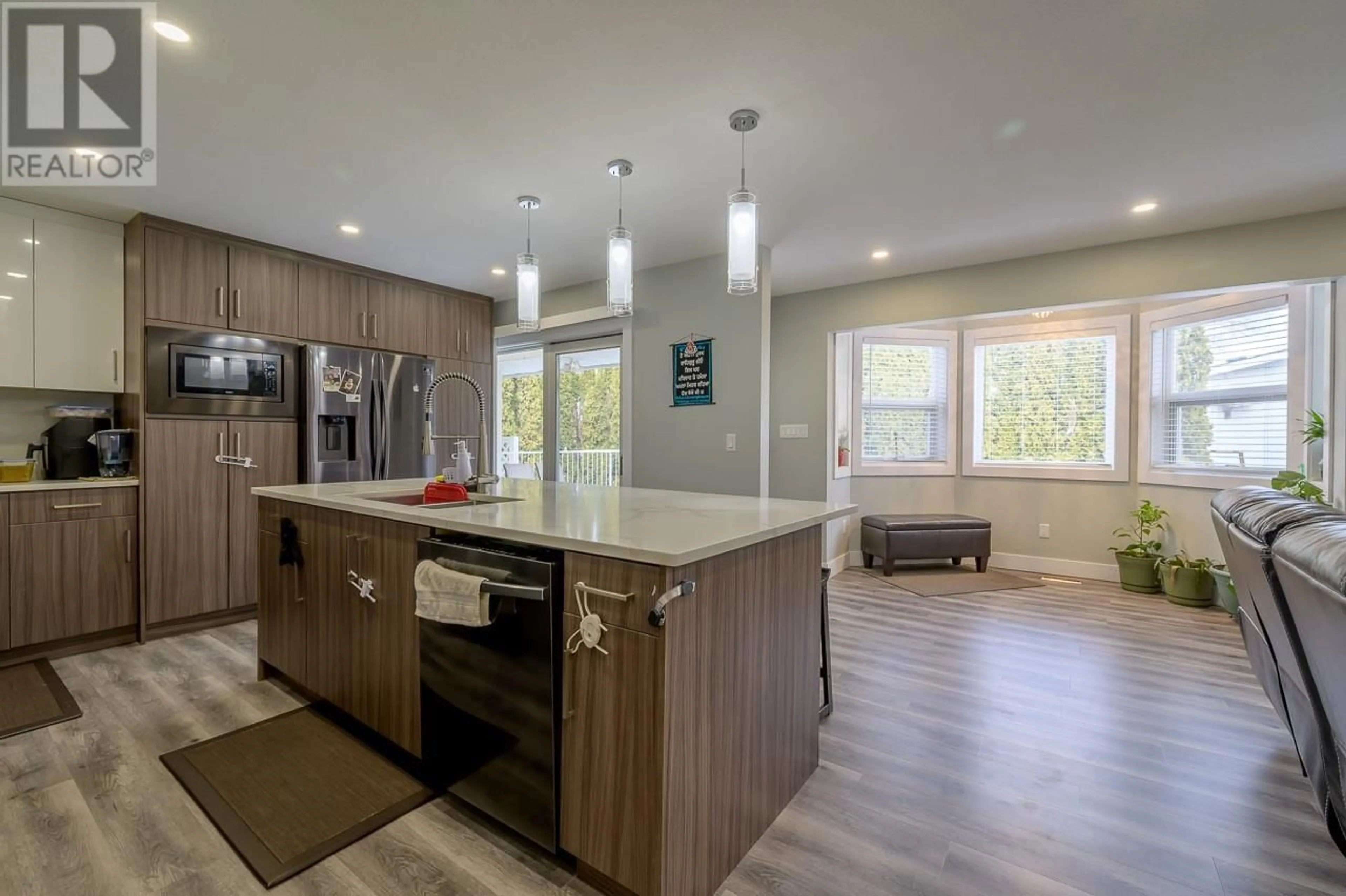 Open concept kitchen, wood/laminate floor for 131 FORT Avenue, Kamloops British Columbia V2B1G9